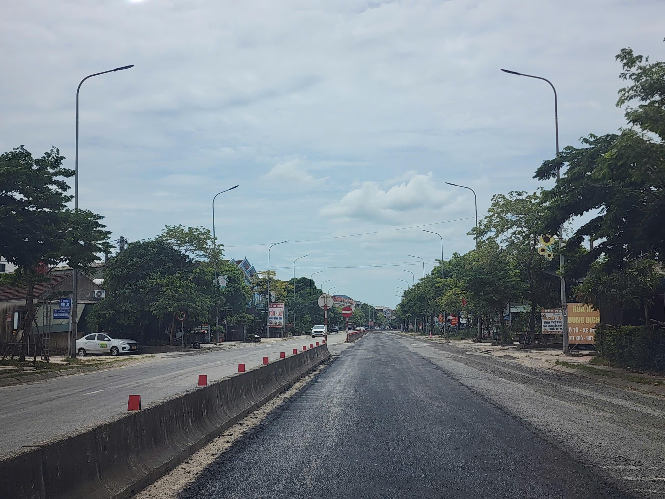 Gấp rút nâng cấp QL12C kết nối cao tốc Hàm Nghi - Vũng Áng, hoàn thành trong tháng 10- Ảnh 4. Gấp rút nâng cấp QL12C kết nối cao tốc Hàm Nghi - Vũng Áng, hoàn thành trong tháng 10- Ảnh 4.