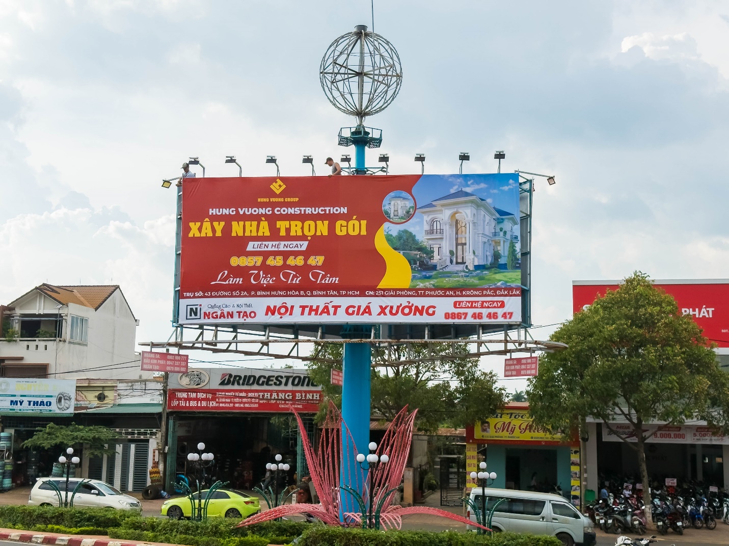 Hùng Vương Construction tăng cường quảng bá ở Tây Nguyên- Ảnh 1. 店の看板とガラス張りの建物 AI 生成コンテンツは誤りを含む可能性があります。