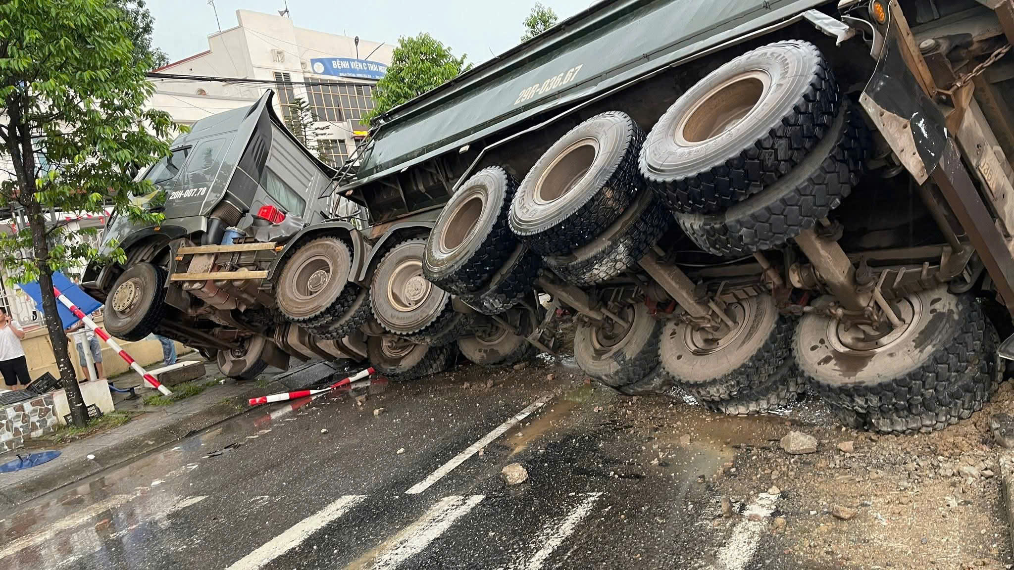 Tai nạn liên hoàn ở Thái Nguyên: Xe đầu kéo lật nghiêng, đổ cát đè bẹp ô tô con- Ảnh 2. Tai nạn liên hoàn ở Thái Nguyên: Xe đầu kéo lật nghiêng, đổ cát đè bẹp ô tô con- Ảnh 2.