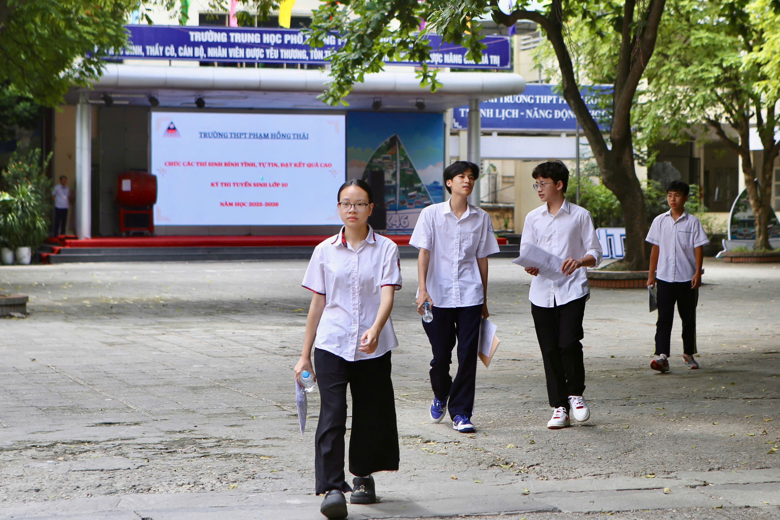 Học sinh lưu ý sau khi biết điểm chuẩn vào lớp 10 tại Hà Nội- Ảnh 1.