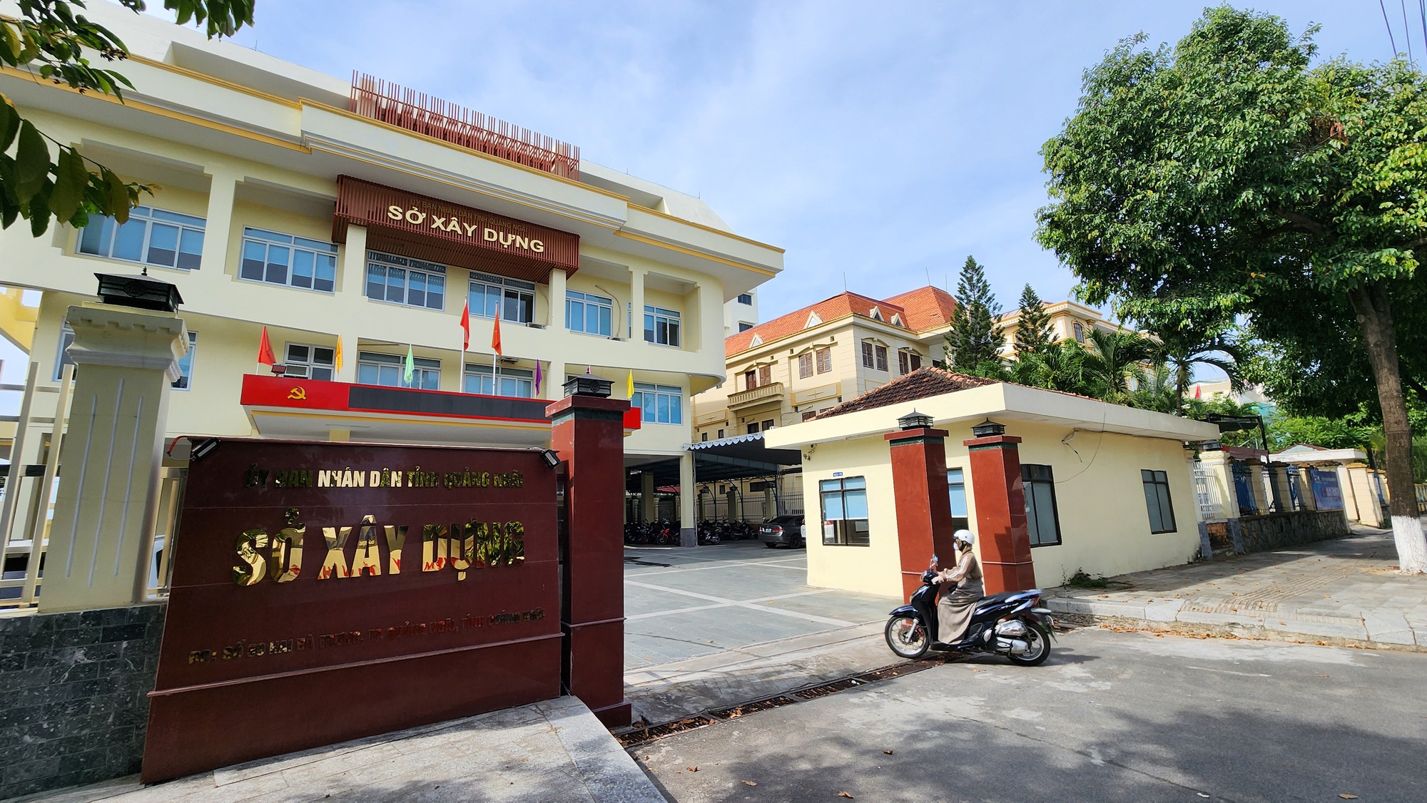 Sở Xây dựng Quảng Ngãi có bao nhiêu lãnh đạo, phòng chuyên môn sau sáp nhập tỉnh?- Ảnh 1. Sở Xây dựng Quảng Ngãi có bao nhiêu lãnh đạo, phòng chuyên môn sau sáp nhập tỉnh?- Ảnh 1.