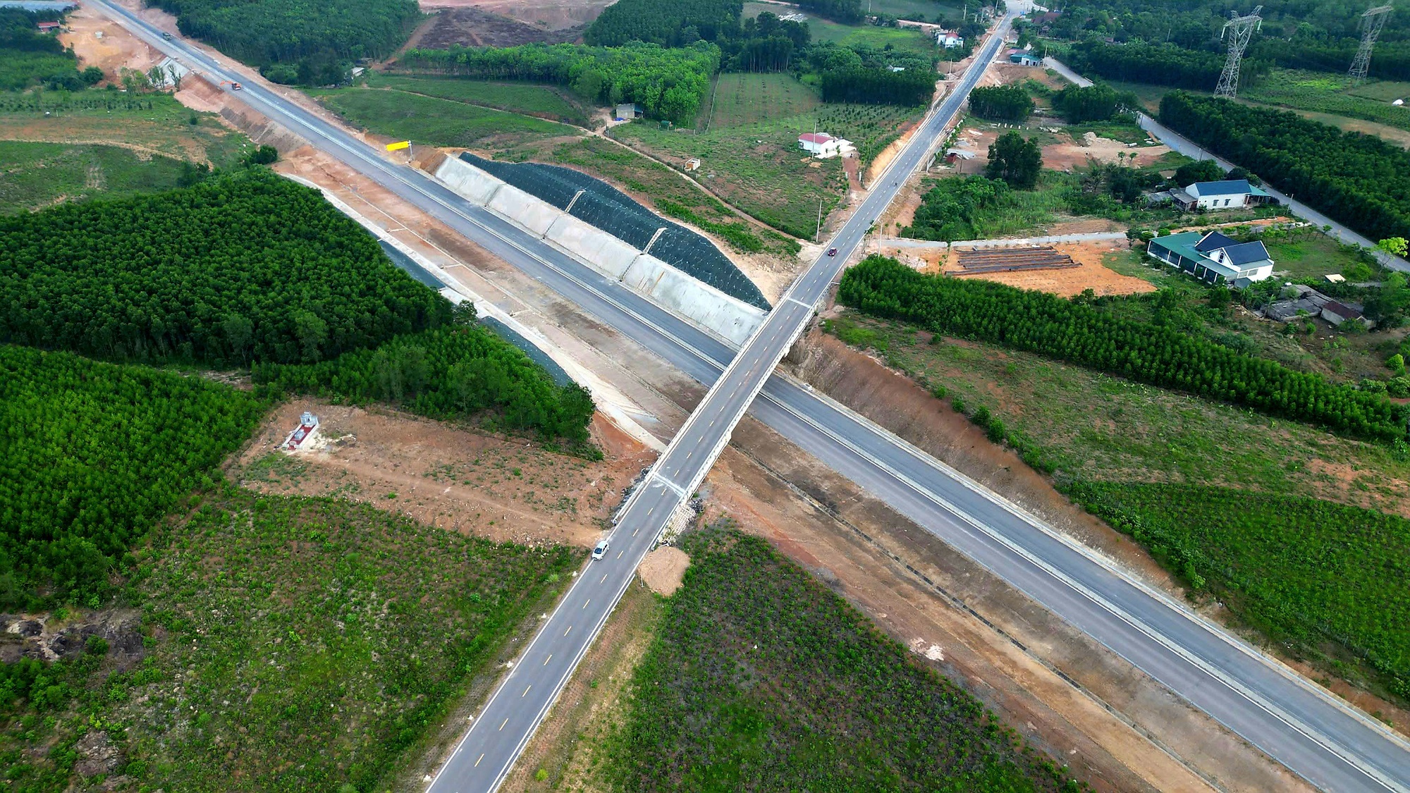 Cao tốc Vạn Ninh - Cam Lộ dự kiến thông xe 30/6, vượt tiến độ 4 tháng- Ảnh 20. Cao tốc Vạn Ninh - Cam Lộ dự kiến thông xe 30/6, vượt tiến độ 4 tháng- Ảnh 20.
