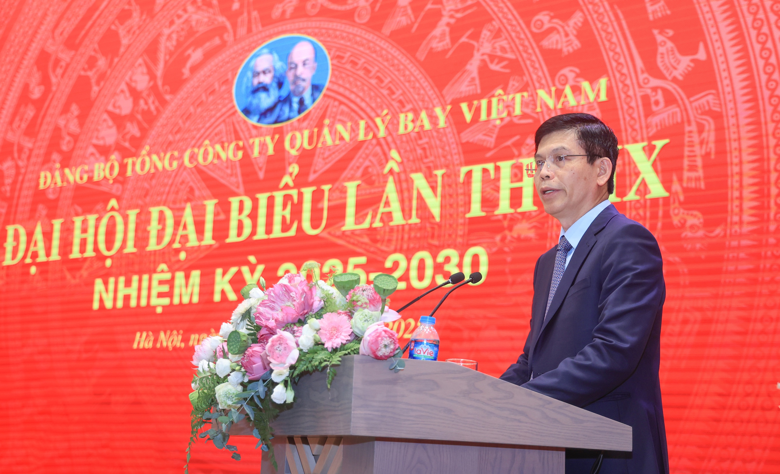 Thứ trưởng Lê Anh Tuấn: Đảm bảo tuyệt đối an toàn bay là nhiệm vụ chính trị hàng đầu- Ảnh 1. Thứ trưởng Lê Anh Tuấn: Đảm bảo tuyệt đối an toàn bay là nhiệm vụ chính trị hàng đầu- Ảnh 1.