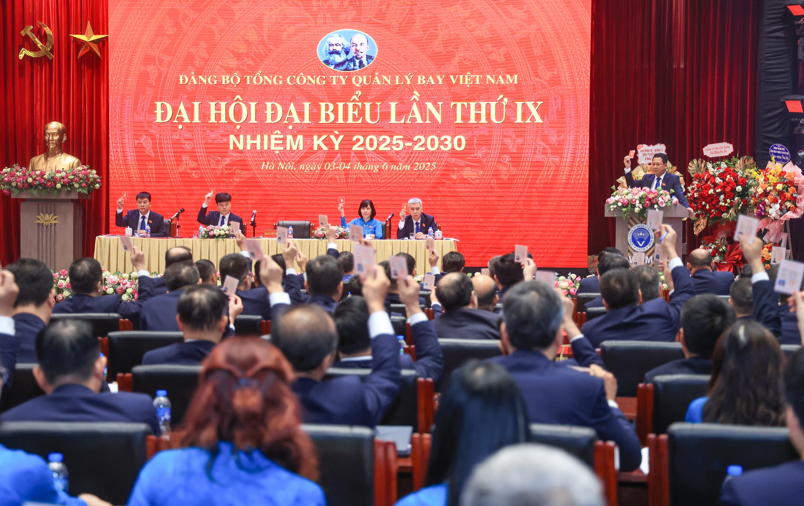Thứ trưởng Lê Anh Tuấn: Đảm bảo tuyệt đối an toàn bay là nhiệm vụ chính trị hàng đầu- Ảnh 2. Thứ trưởng Lê Anh Tuấn: Đảm bảo tuyệt đối an toàn bay là nhiệm vụ chính trị hàng đầu- Ảnh 2.