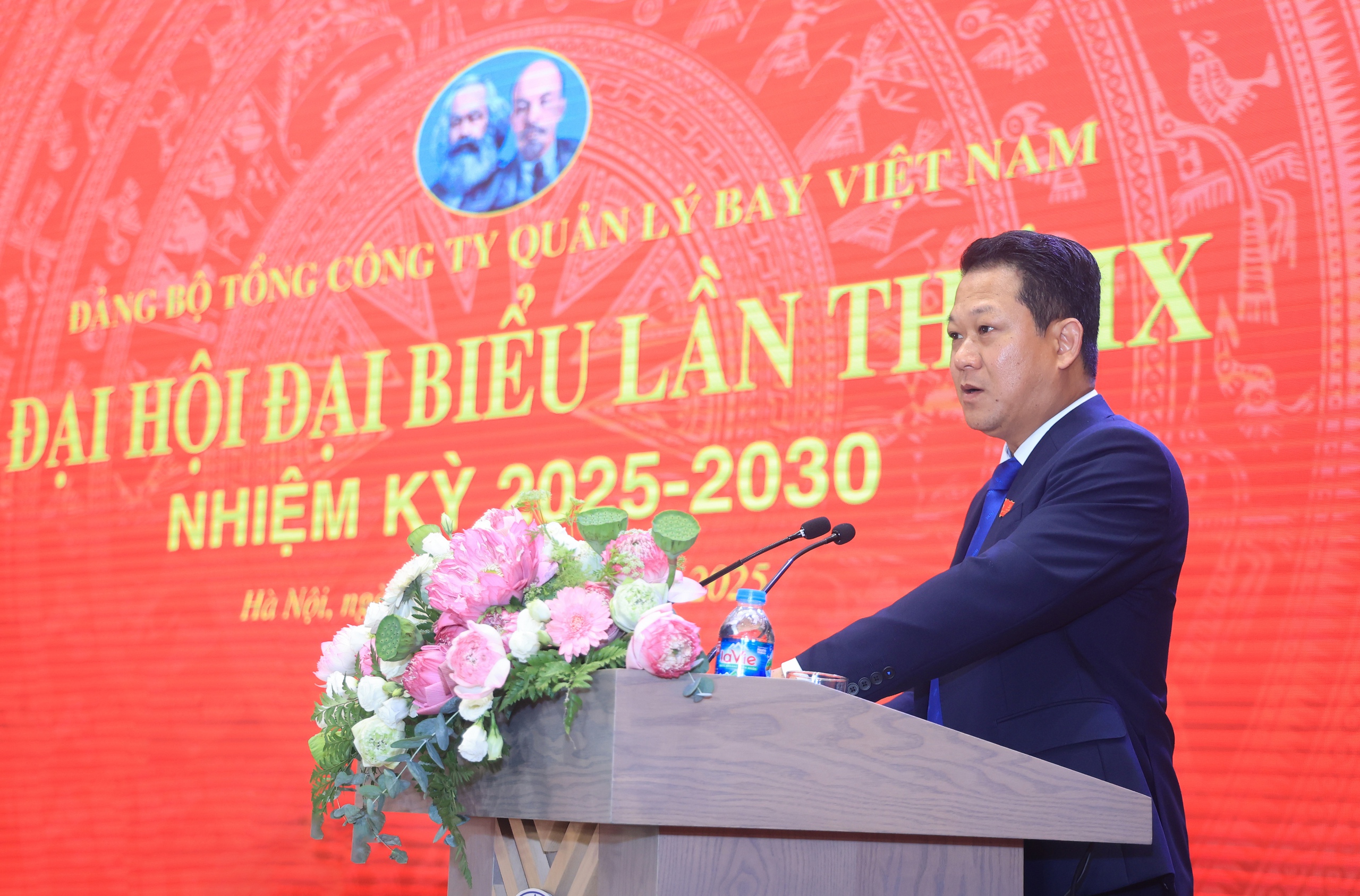 Thứ trưởng Lê Anh Tuấn: Đảm bảo tuyệt đối an toàn bay là nhiệm vụ chính trị hàng đầu- Ảnh 3. Thứ trưởng Lê Anh Tuấn: Đảm bảo tuyệt đối an toàn bay là nhiệm vụ chính trị hàng đầu- Ảnh 3.