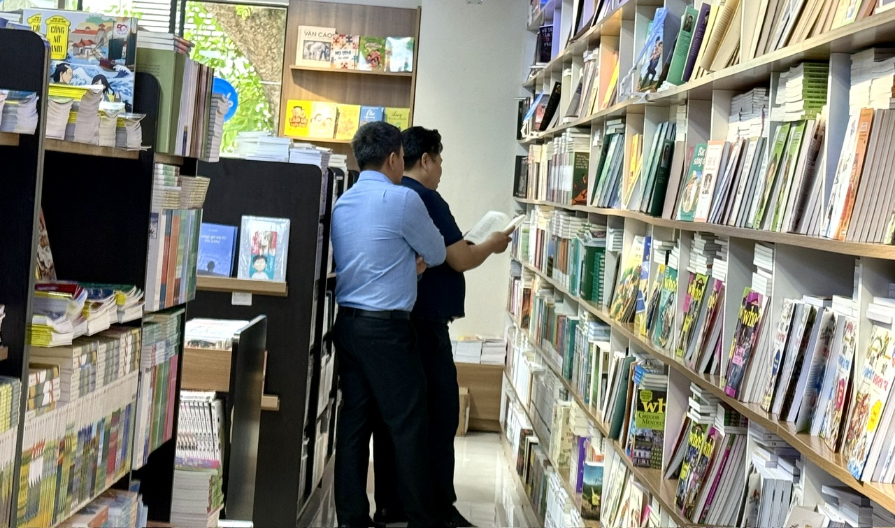 Phụ huynh hoa mắt trước "ma trận" sách học hè cho con- Ảnh 2. Phụ huynh hoa mắt trước "ma trận" sách học hè cho con- Ảnh 2.