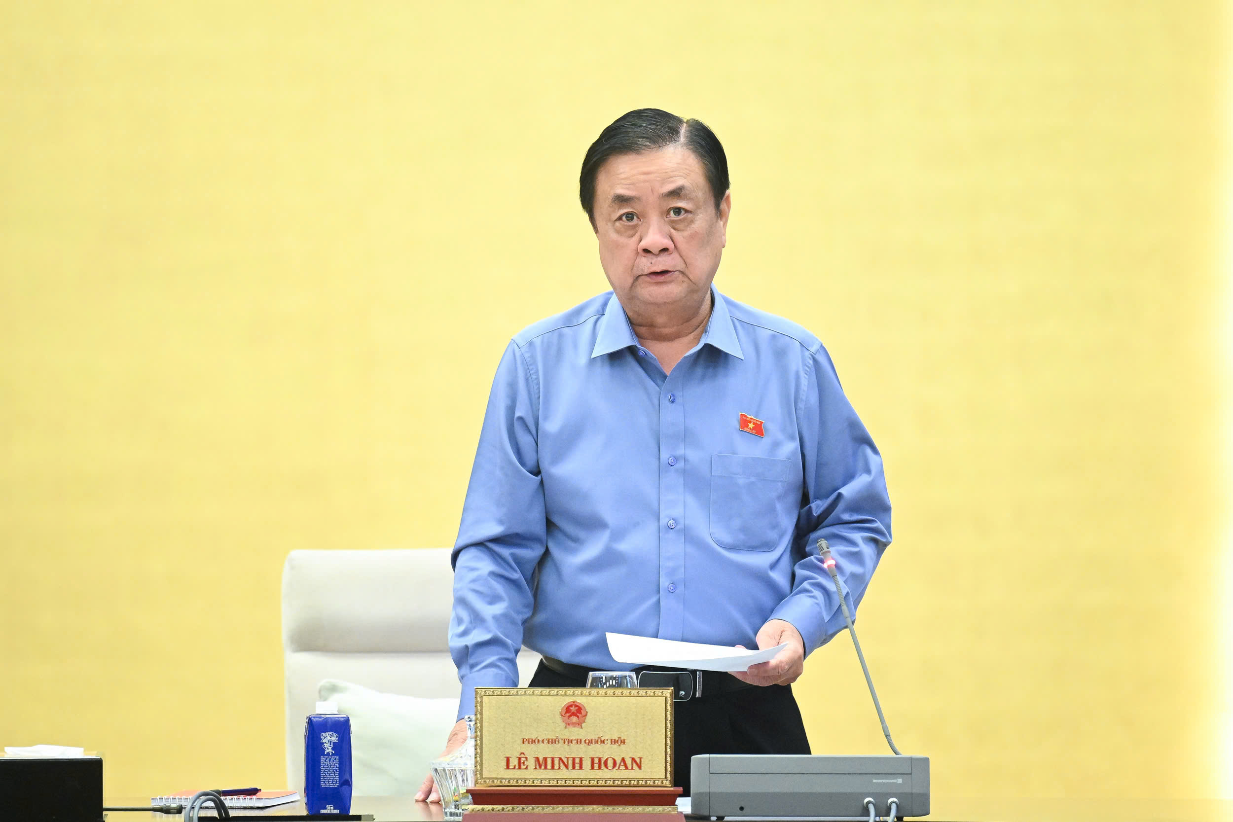 ĐBQH vô tình mặc trang phục gắn logo doanh nghiệp có phải là quảng cáo?- Ảnh 3. ĐBQH vô tình mặc trang phục gắn logo doanh nghiệp có phải là quảng cáo?- Ảnh 3.