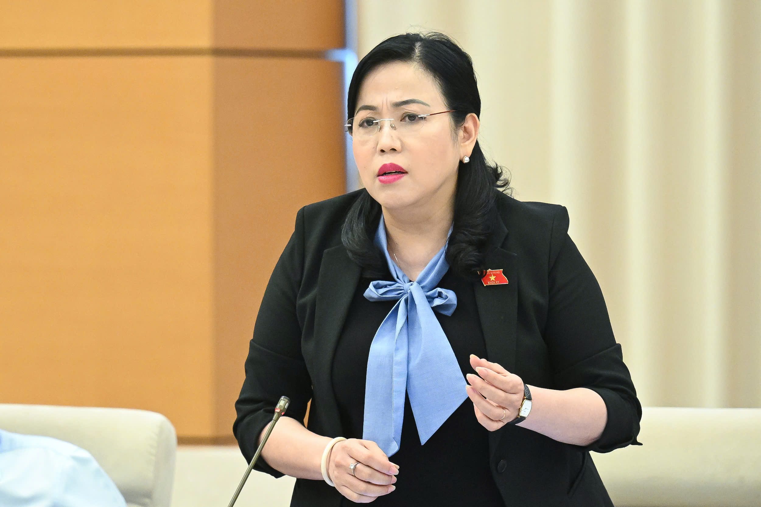ĐBQH vô tình mặc trang phục gắn logo doanh nghiệp có phải là quảng cáo?- Ảnh 1. ĐBQH vô tình mặc trang phục gắn logo doanh nghiệp có phải là quảng cáo?- Ảnh 1.