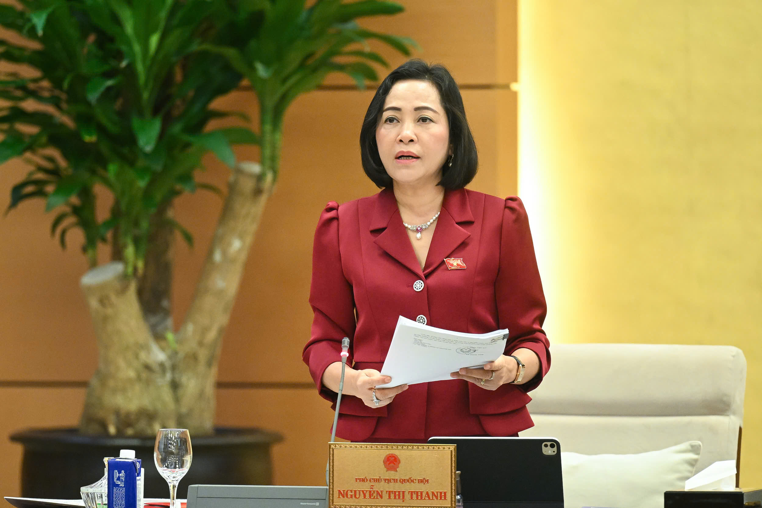 ĐBQH vô tình mặc trang phục gắn logo doanh nghiệp có phải là quảng cáo?- Ảnh 4. ĐBQH vô tình mặc trang phục gắn logo doanh nghiệp có phải là quảng cáo?- Ảnh 4.