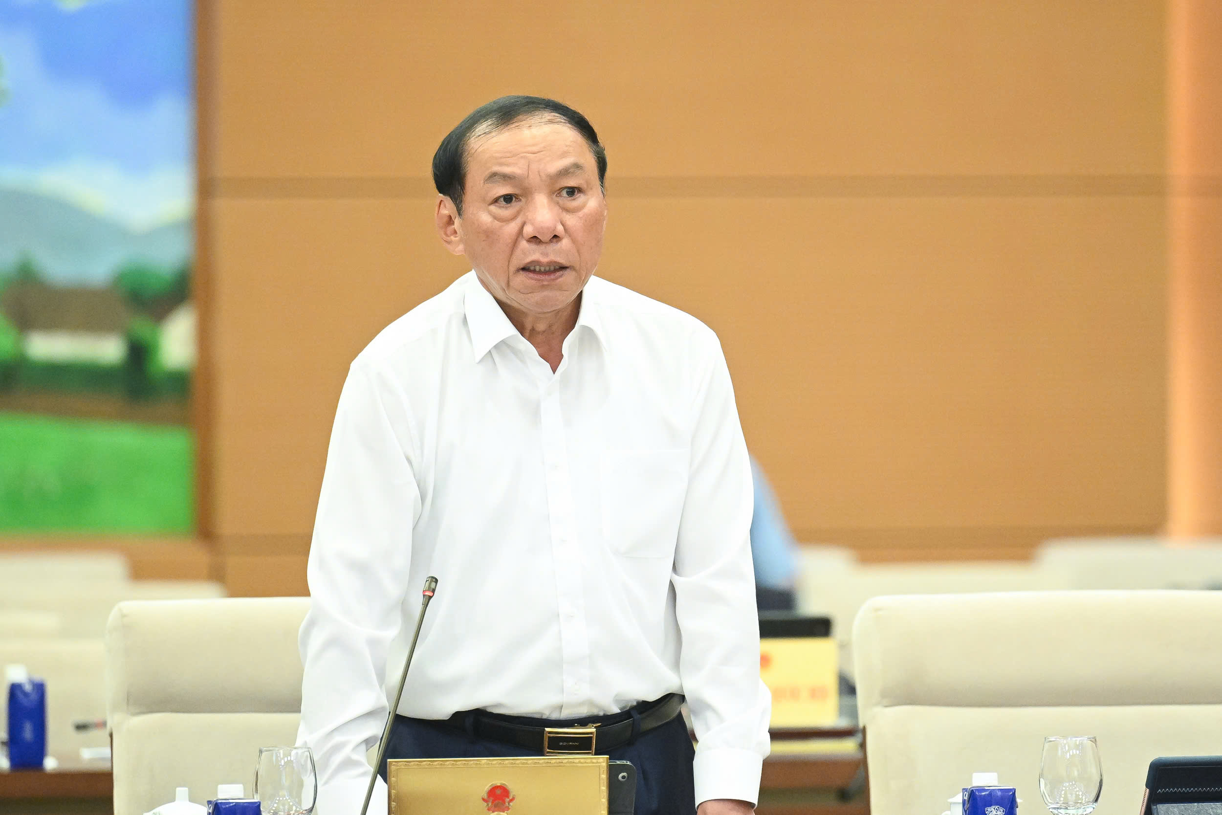 ĐBQH vô tình mặc trang phục gắn logo doanh nghiệp có phải là quảng cáo?- Ảnh 2. ĐBQH vô tình mặc trang phục gắn logo doanh nghiệp có phải là quảng cáo?- Ảnh 2.