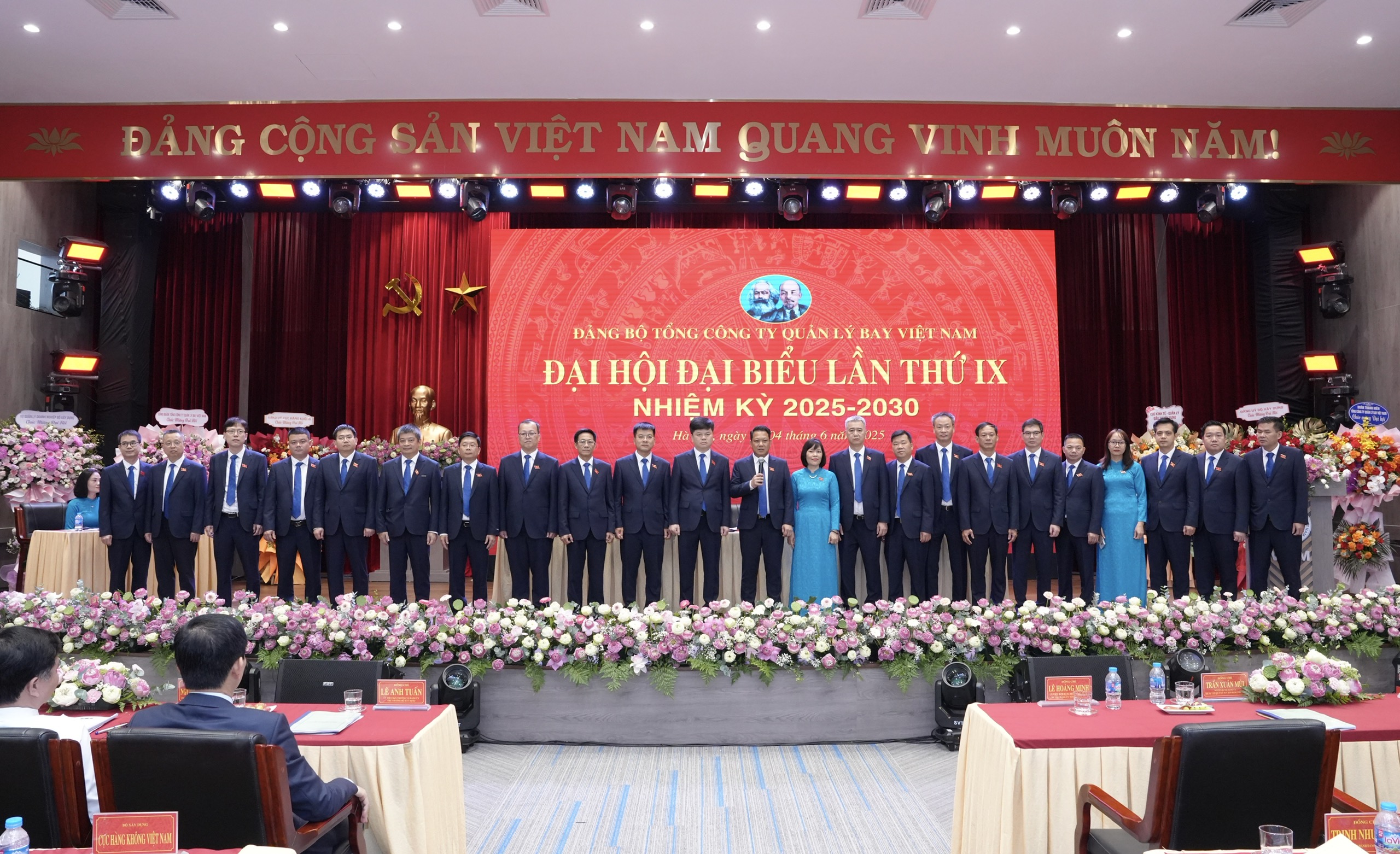 Thứ trưởng Lê Anh Tuấn: Đảm bảo tuyệt đối an toàn bay là nhiệm vụ chính trị hàng đầu- Ảnh 4. Thứ trưởng Lê Anh Tuấn: Đảm bảo tuyệt đối an toàn bay là nhiệm vụ chính trị hàng đầu- Ảnh 4.