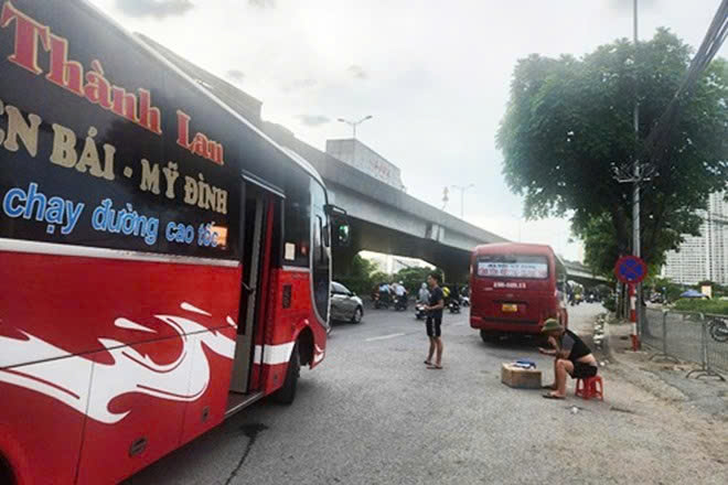Hà Nội chấn chỉnh tình trạng xe khách dừng, đỗ, đón trả khách sai quy định- Ảnh 1. Hà Nội chấn chỉnh tình trạng xe khách dừng, đỗ, đón trả khách sai quy định- Ảnh 1.