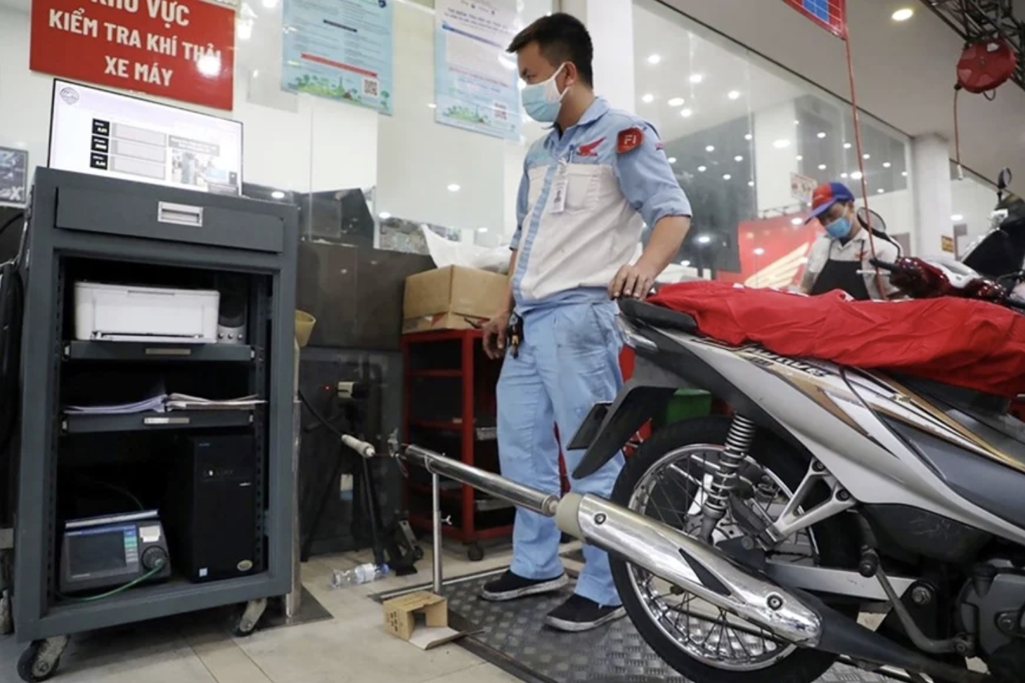 Đồng loạt kiểm định khí thải xe máy sẽ gây tắc nghẽn- Ảnh 1. Đồng loạt kiểm định khí thải xe máy sẽ gây tắc nghẽn- Ảnh 1.