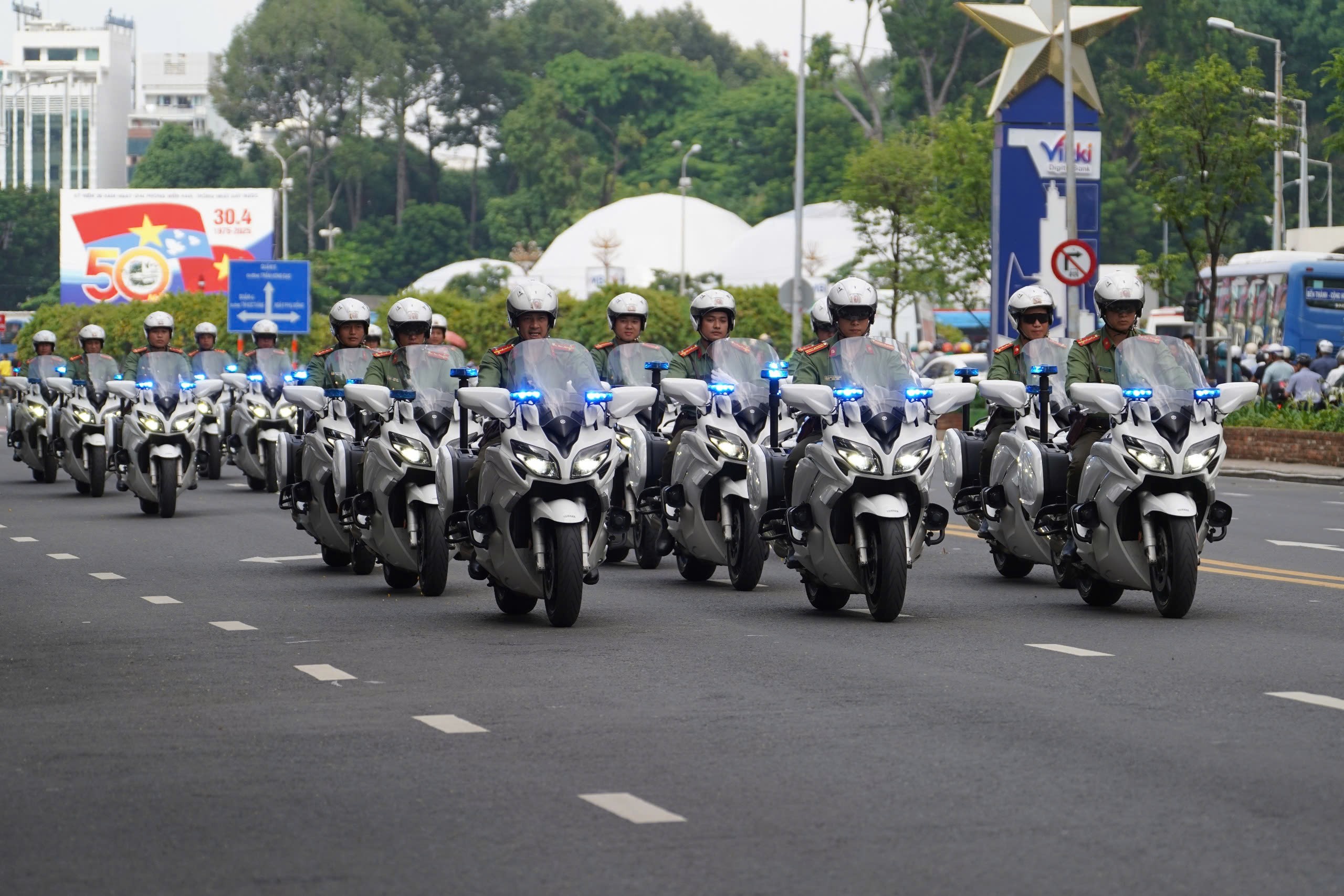 Công an diễn tập trấn áp tội phạm, bảo vệ yếu nhân ở trung tâm TP.HCM- Ảnh 1. Công an diễn tập trấn áp tội phạm, bảo vệ yếu nhân ở trung tâm TP.HCM- Ảnh 1.