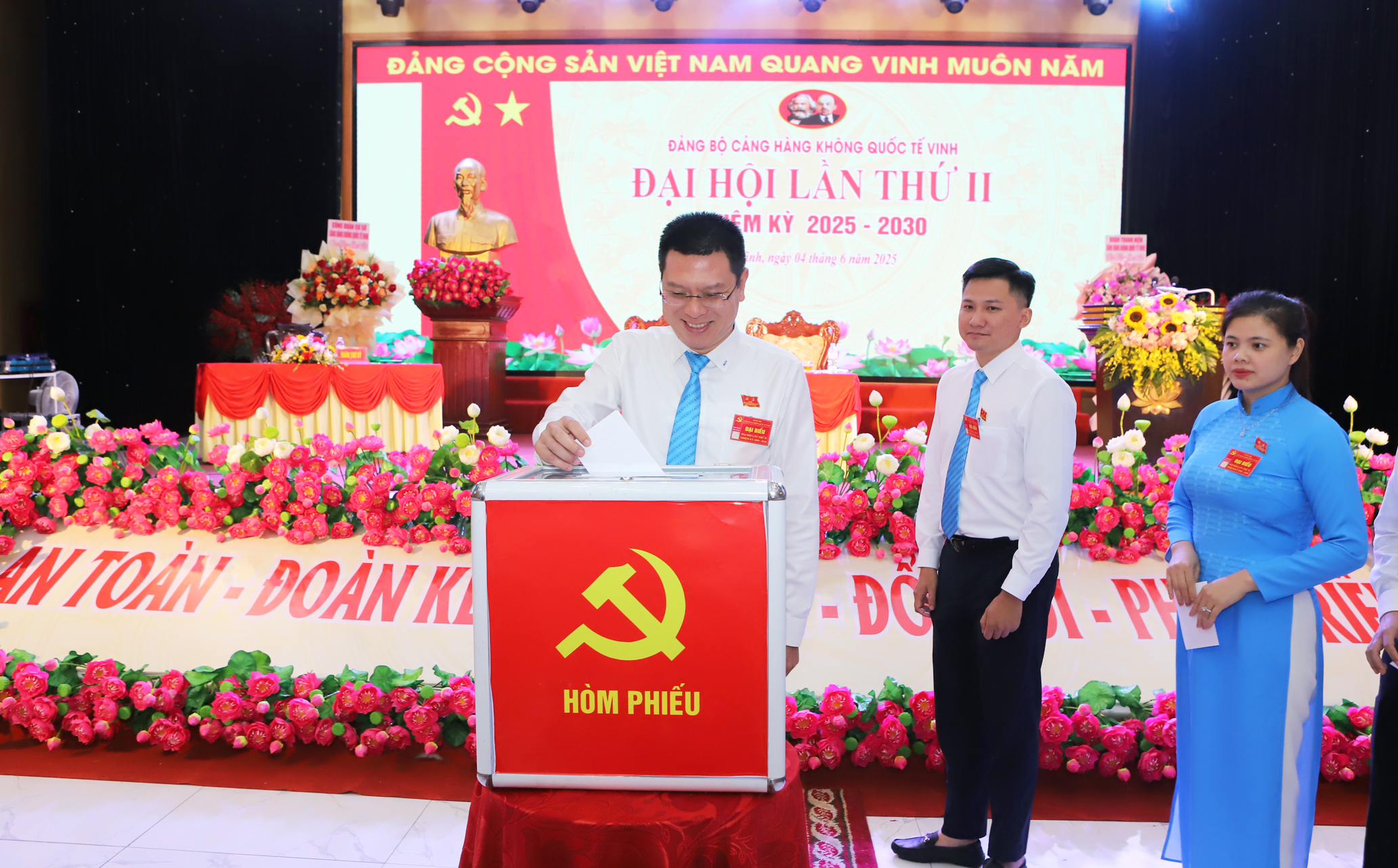 Dấu ấn Đảng bộ Cảng hàng không quốc tế Vinh qua mỗi chuyến bay an toàn- Ảnh 1. Dấu ấn Đảng bộ Cảng hàng không quốc tế Vinh qua mỗi chuyến bay an toàn- Ảnh 1.