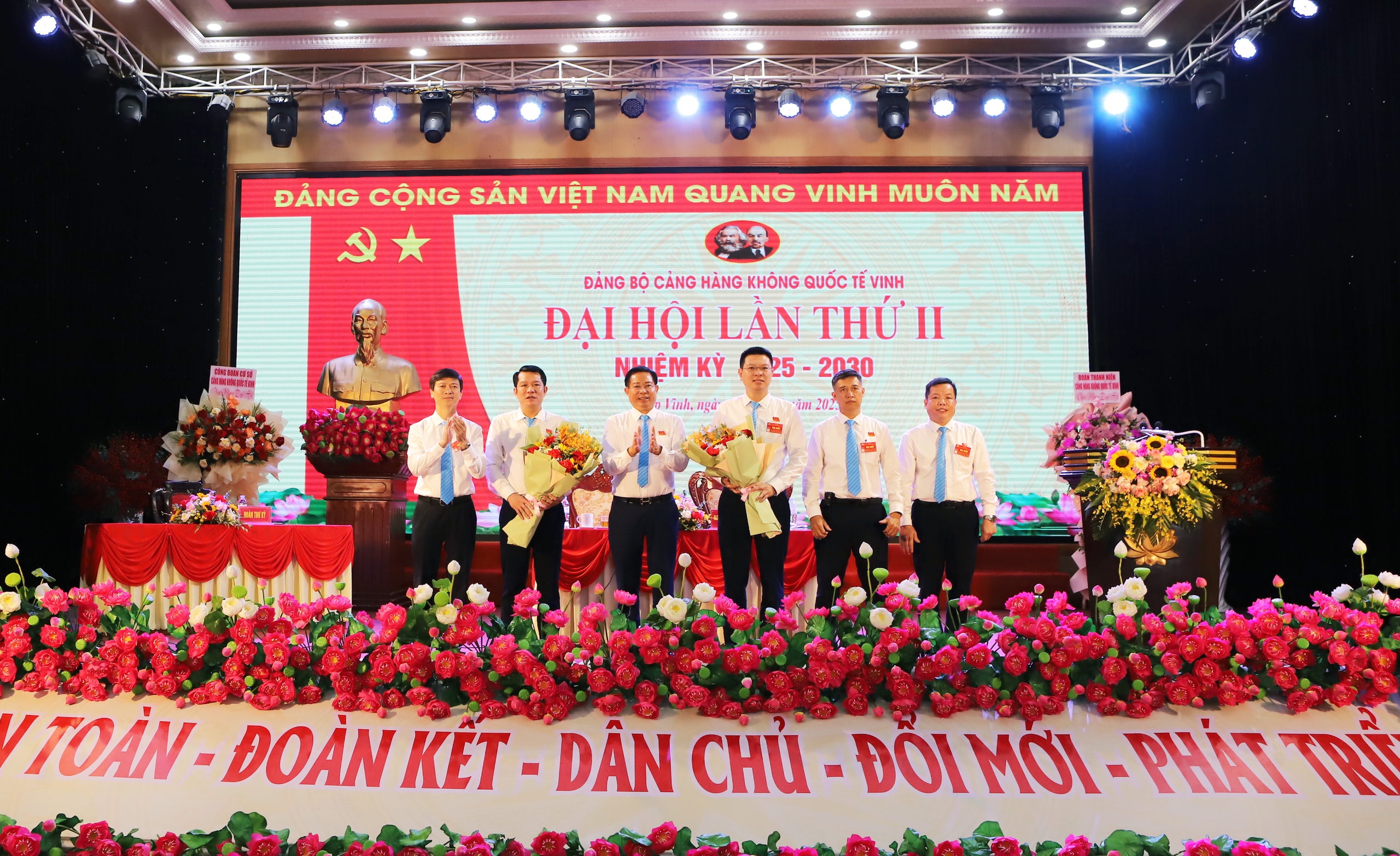 Dấu ấn Đảng bộ Cảng hàng không quốc tế Vinh qua mỗi chuyến bay an toàn- Ảnh 3. Dấu ấn Đảng bộ Cảng hàng không quốc tế Vinh qua mỗi chuyến bay an toàn- Ảnh 3.