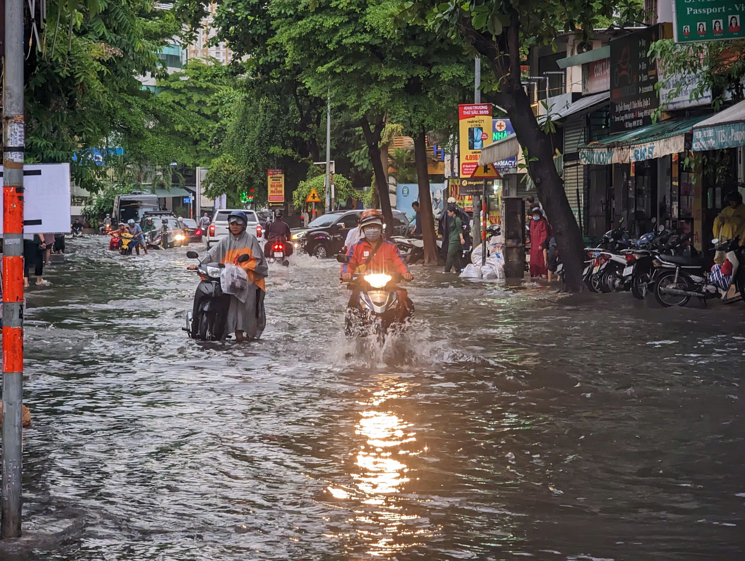 Nhiều tuyến đường ở TP.HCM ngập nặng sau mưa lớn- Ảnh 4. Nhiều tuyến đường ở TP.HCM ngập nặng sau mưa lớn- Ảnh 4.