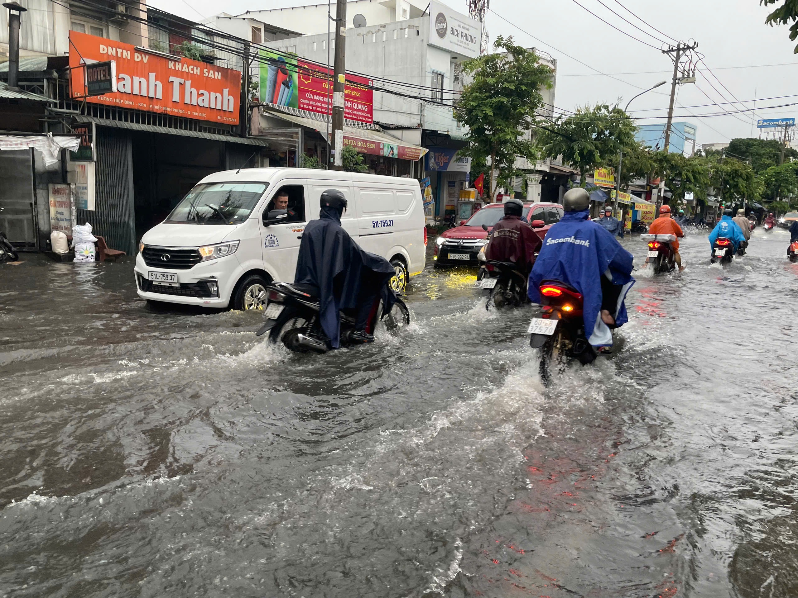 Nhiều tuyến đường ở TP.HCM ngập nặng sau mưa lớn- Ảnh 5. Nhiều tuyến đường ở TP.HCM ngập nặng sau mưa lớn- Ảnh 5.
