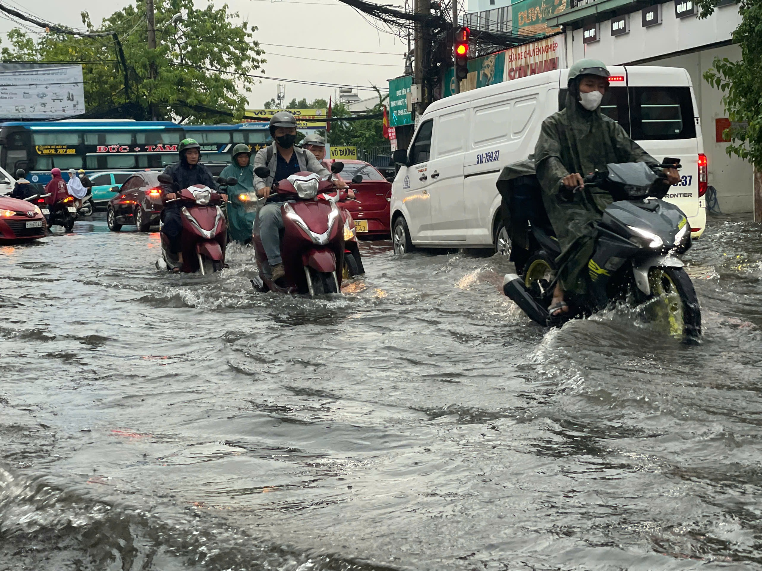 Nhiều tuyến đường ở TP.HCM ngập nặng sau mưa lớn- Ảnh 1. Nhiều tuyến đường ở TP.HCM ngập nặng sau mưa lớn- Ảnh 1.