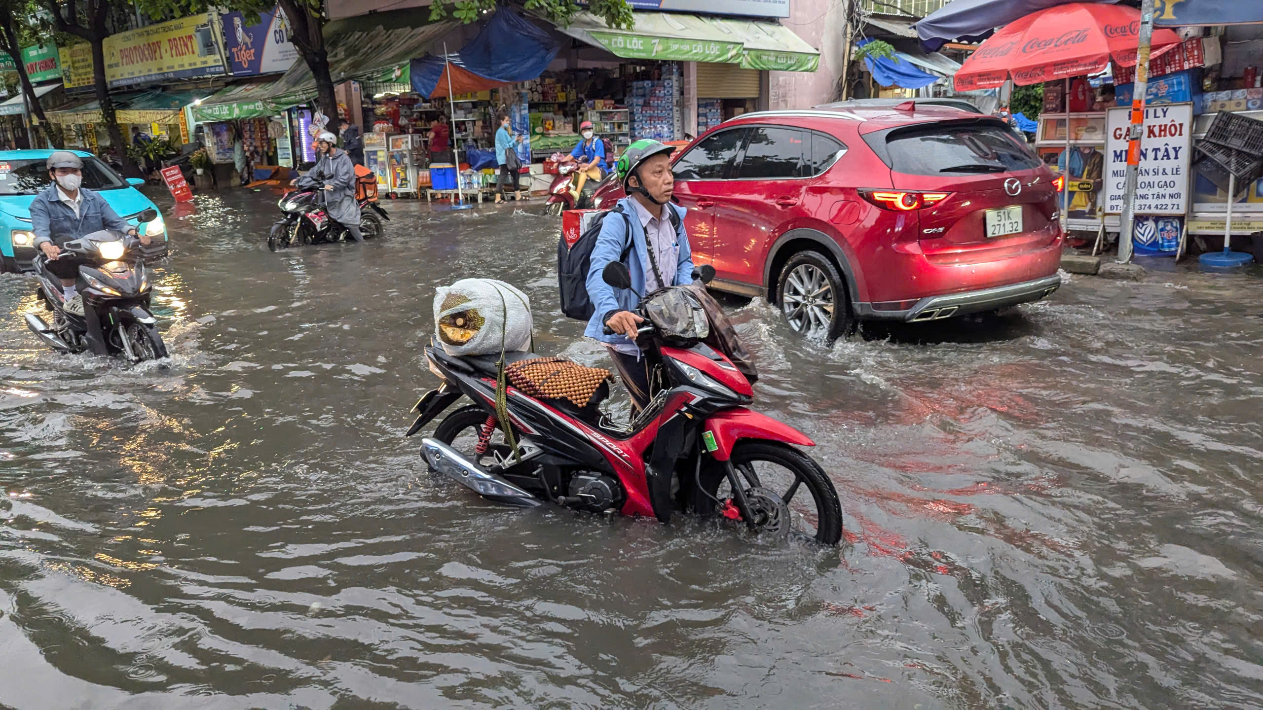 Nhiều tuyến đường ở TP.HCM ngập nặng sau mưa lớn- Ảnh 3. Nhiều tuyến đường ở TP.HCM ngập nặng sau mưa lớn- Ảnh 3.