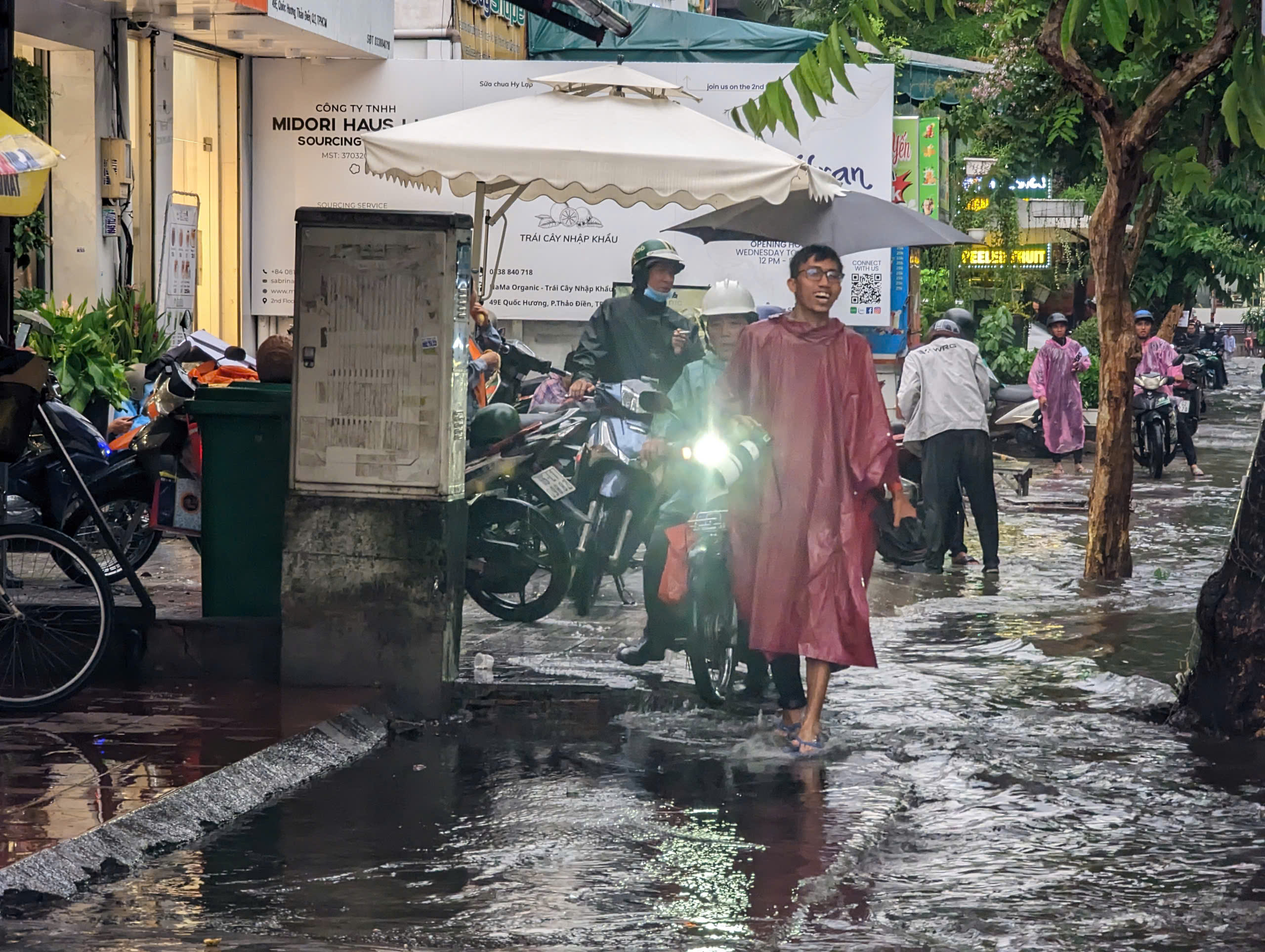 Nhiều tuyến đường ở TP.HCM ngập nặng sau mưa lớn- Ảnh 8. Nhiều tuyến đường ở TP.HCM ngập nặng sau mưa lớn- Ảnh 8.