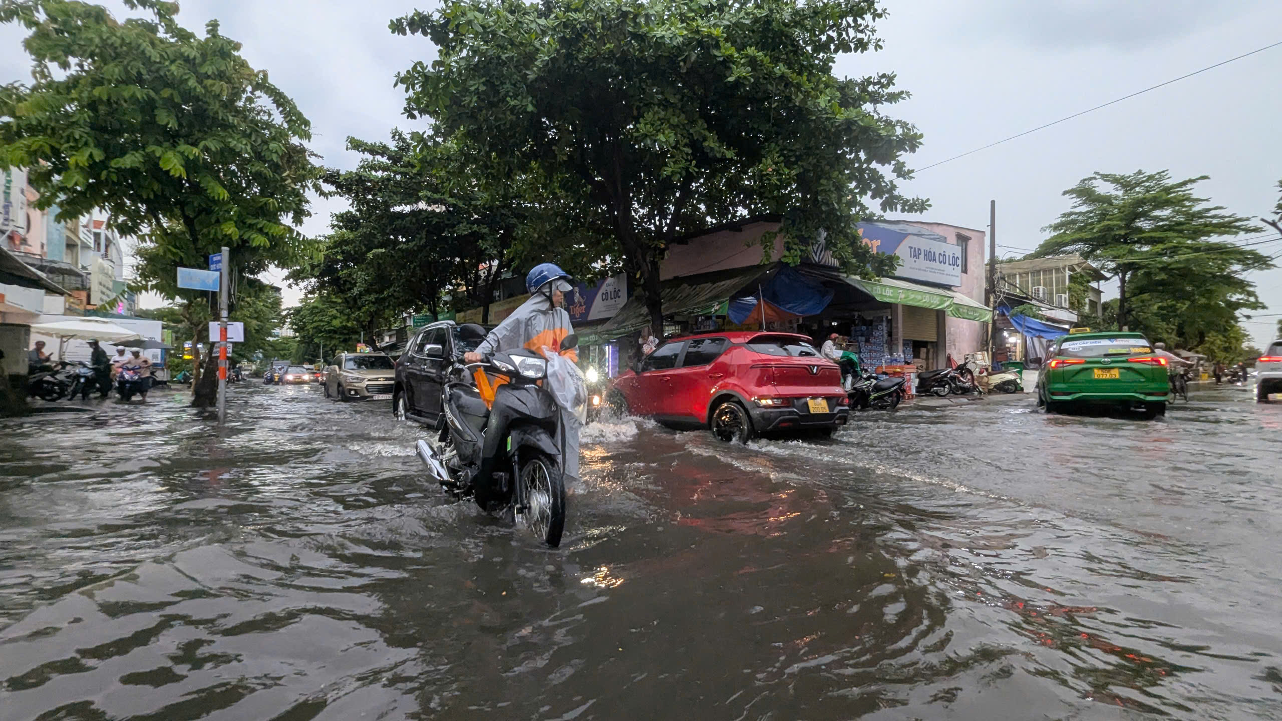 Nhiều tuyến đường ở TP.HCM ngập nặng sau mưa lớn- Ảnh 7. Nhiều tuyến đường ở TP.HCM ngập nặng sau mưa lớn- Ảnh 7.