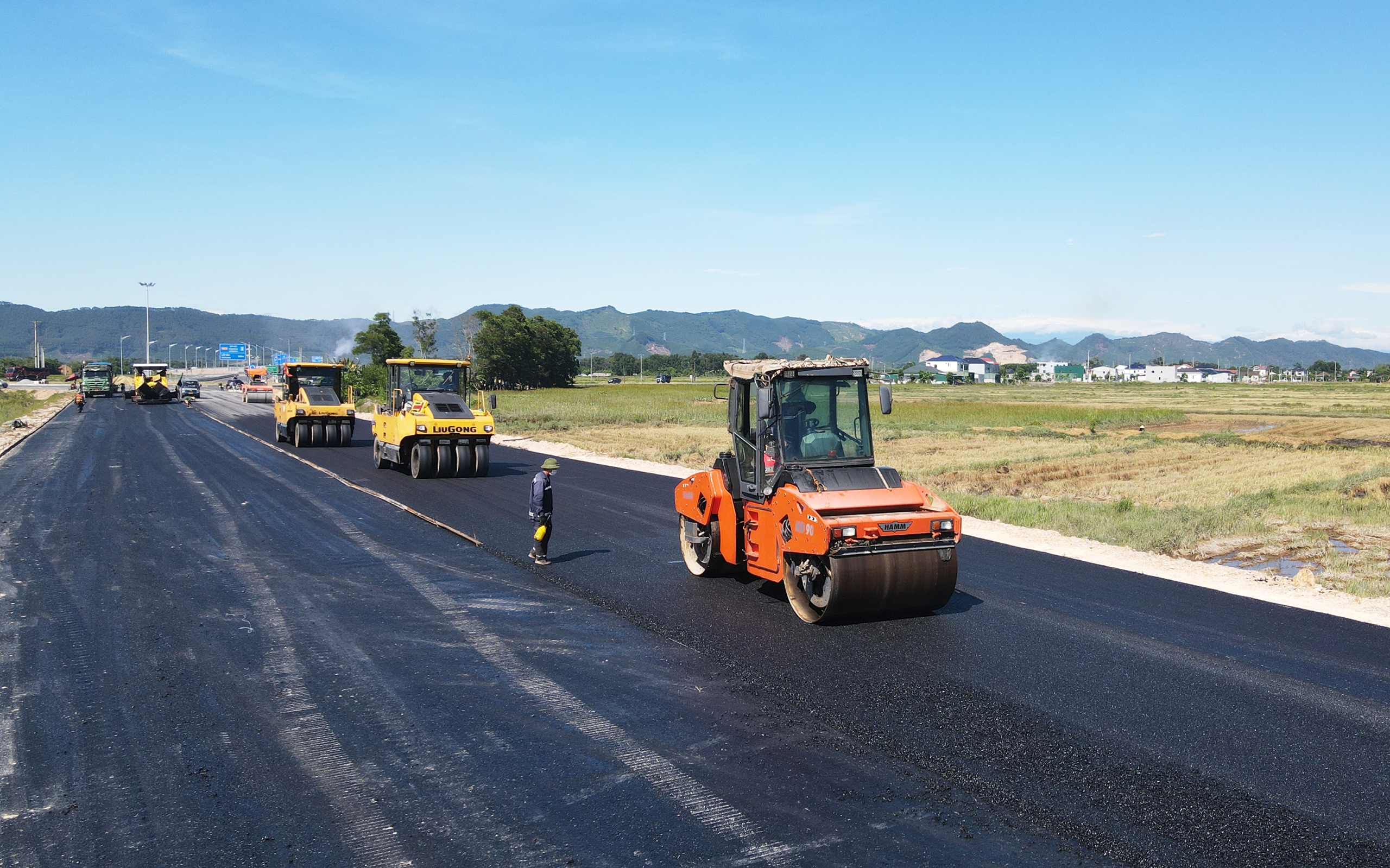 Nhà thầu cam kết hoàn thành vượt tiến độ tuyến đường kết nối cao tốc Bãi Vọt – Hàm Nghi- Ảnh 4. Nhà thầu cam kết hoàn thành vượt tiến độ tuyến đường kết nối cao tốc Bãi Vọt – Hàm Nghi- Ảnh 4.
