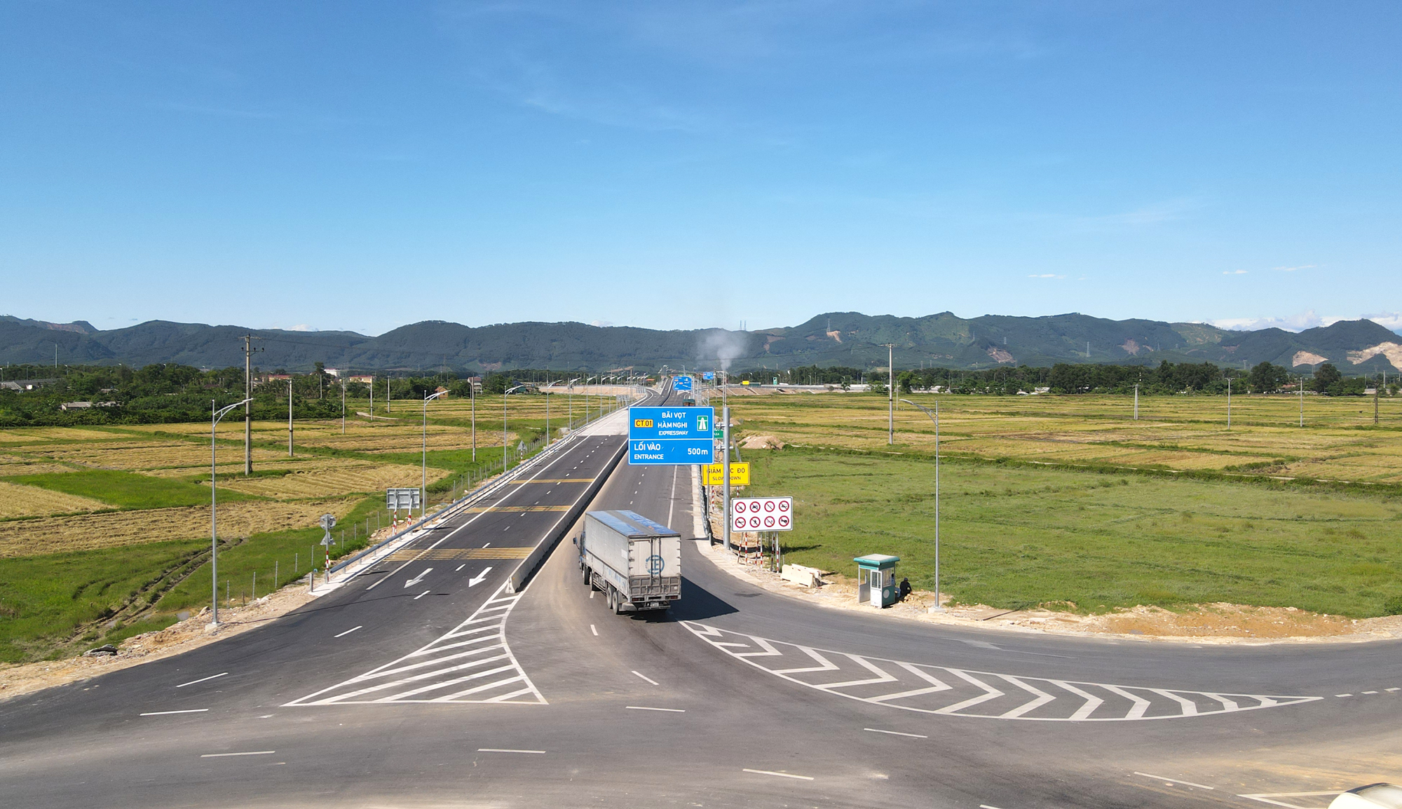 Nhà thầu cam kết hoàn thành vượt tiến độ tuyến đường kết nối cao tốc Bãi Vọt – Hàm Nghi- Ảnh 6. Nhà thầu cam kết hoàn thành vượt tiến độ tuyến đường kết nối cao tốc Bãi Vọt – Hàm Nghi- Ảnh 6.