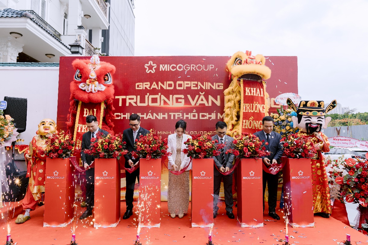 MICC Group “Nam tiến”: Khẳng định thương hiệu phân phối bất động sản cao cấp- Ảnh 1. A group of people standing in front of a sign Description automatically generated