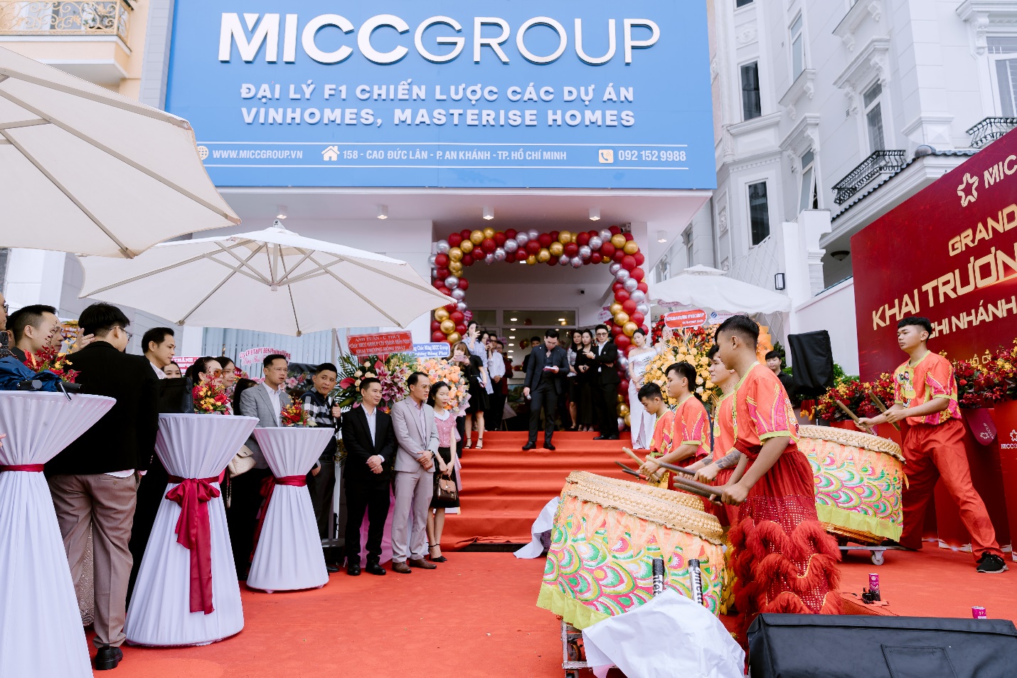 MICC Group “Nam tiến”: Khẳng định thương hiệu phân phối bất động sản cao cấp- Ảnh 4. A group of people on a red carpet Description automatically generated