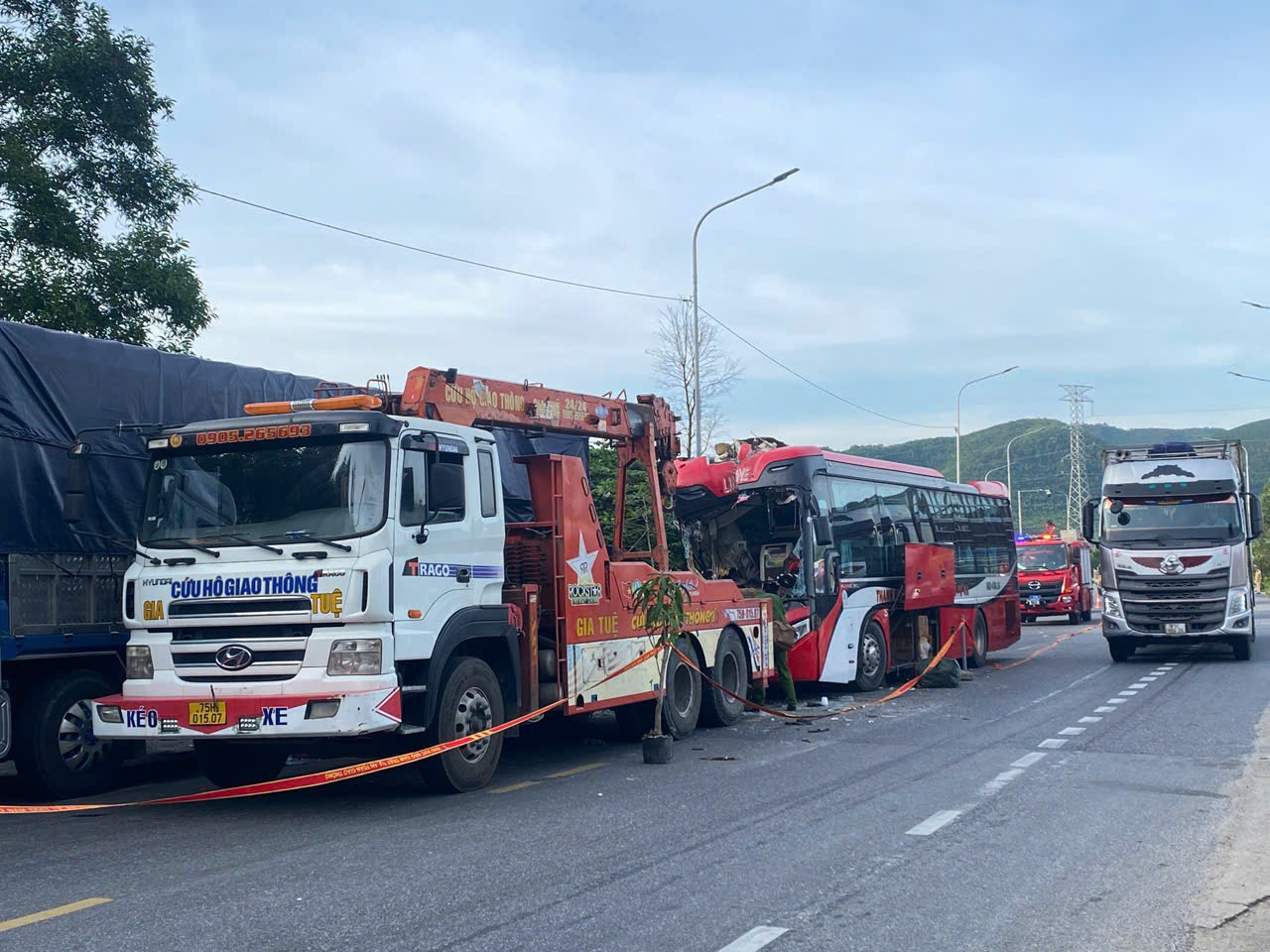 Hai ô tô va chạm trên đường tránh Huế khiến 6 người thương vong có còn hạn đăng kiểm?- Ảnh 2. Hai ô tô va chạm trên đường tránh Huế khiến 6 người thương vong có còn hạn đăng kiểm?- Ảnh 2.