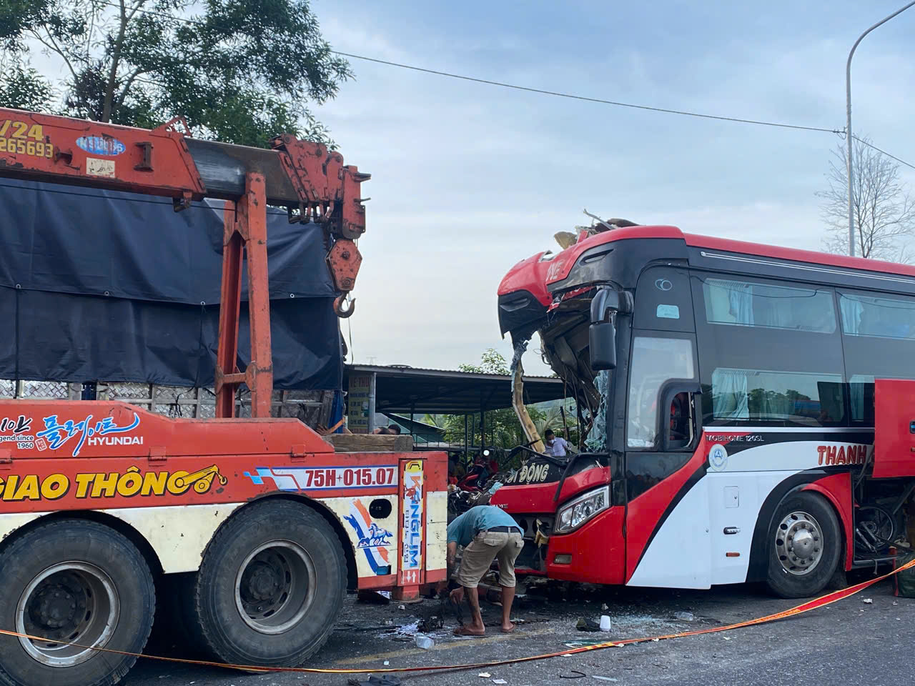 Hai ô tô va chạm trên đường tránh Huế khiến 6 người thương vong có còn hạn đăng kiểm?- Ảnh 1. Hai ô tô va chạm trên đường tránh Huế khiến 6 người thương vong có còn hạn đăng kiểm?- Ảnh 1.