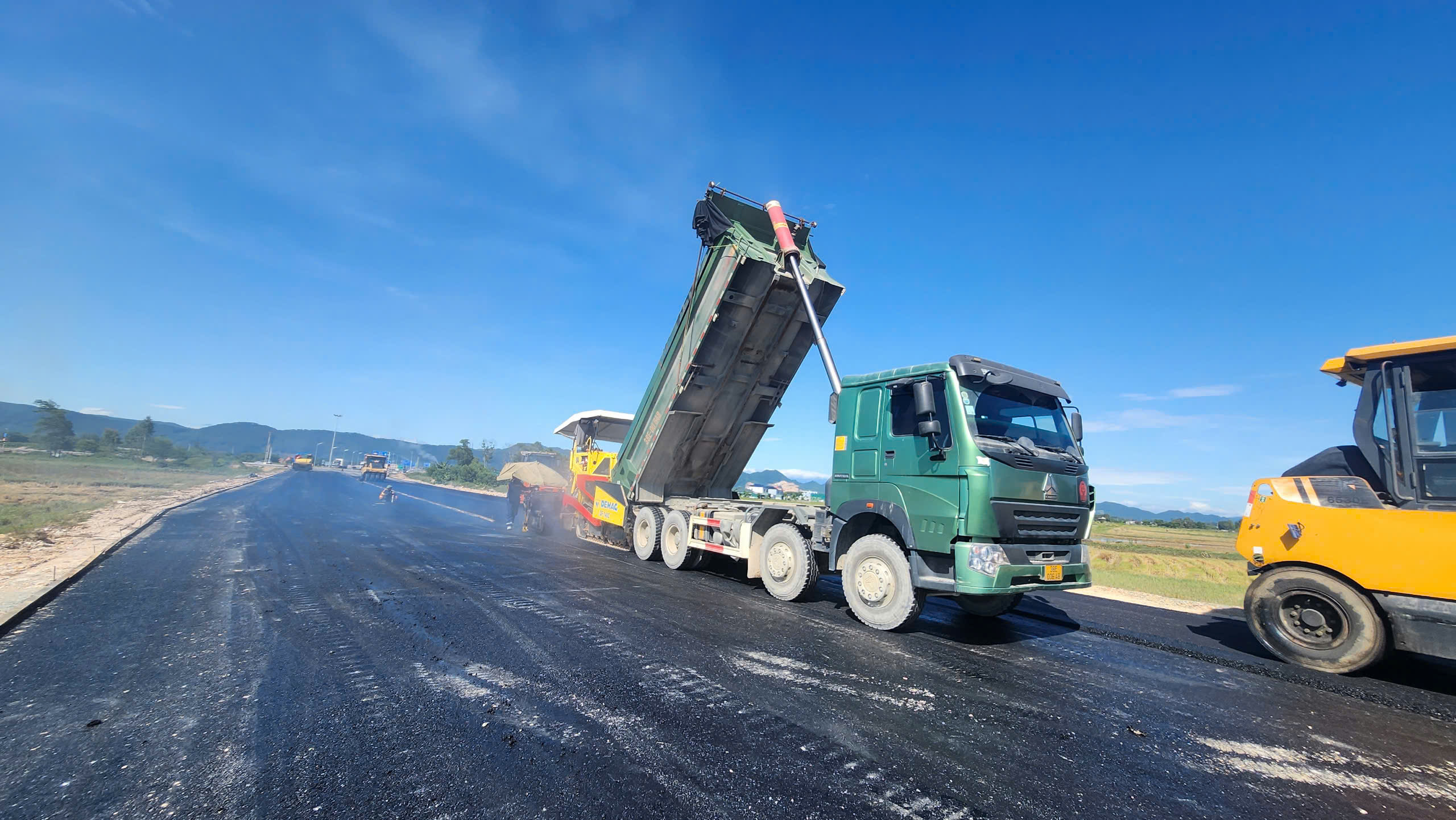Nhà thầu cam kết hoàn thành vượt tiến độ tuyến đường kết nối cao tốc Bãi Vọt – Hàm Nghi- Ảnh 3. Nhà thầu cam kết hoàn thành vượt tiến độ tuyến đường kết nối cao tốc Bãi Vọt – Hàm Nghi- Ảnh 3.