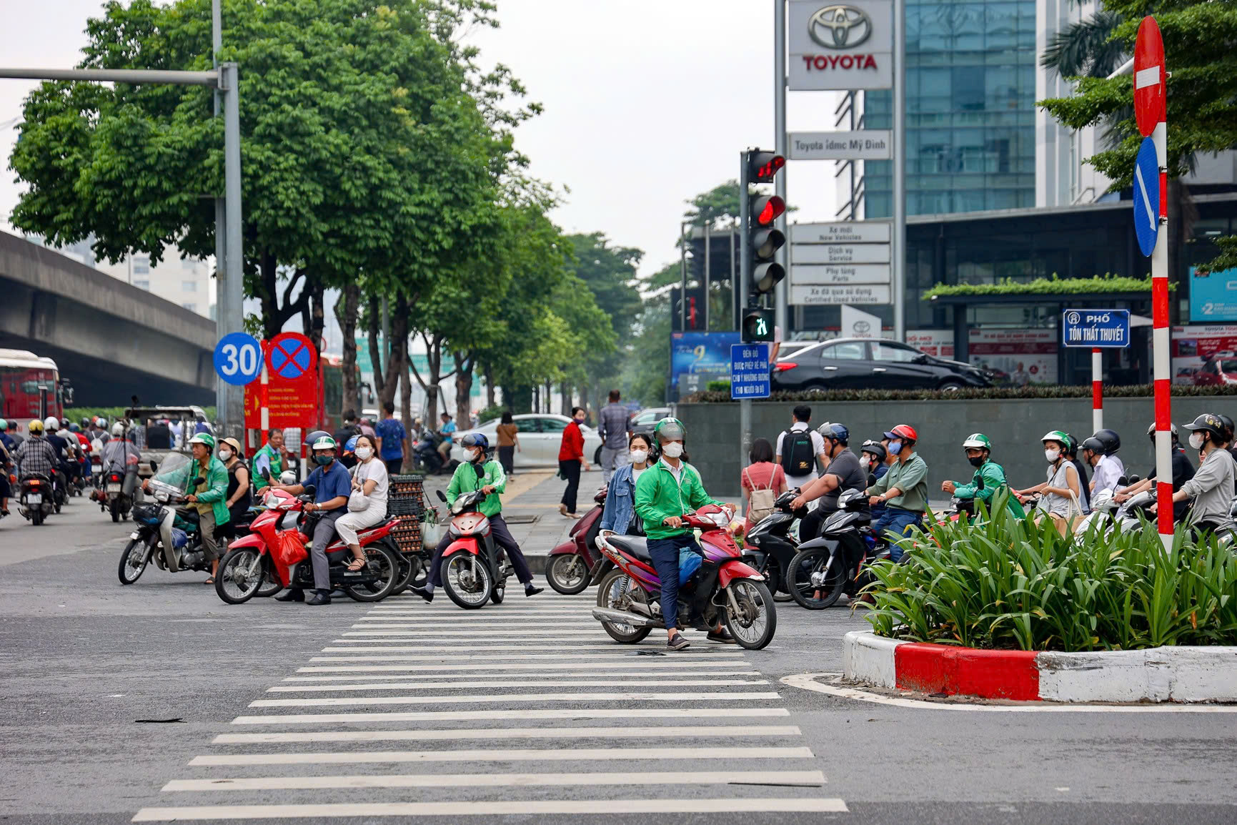 Nhận mức phạt "bằng cả tháng lương", tài xế xe ôm công nghệ trần tình đủ lý do- Ảnh 1. Nhận mức phạt "bằng cả tháng lương", tài xế xe ôm công nghệ trần tình đủ lý do- Ảnh 1.