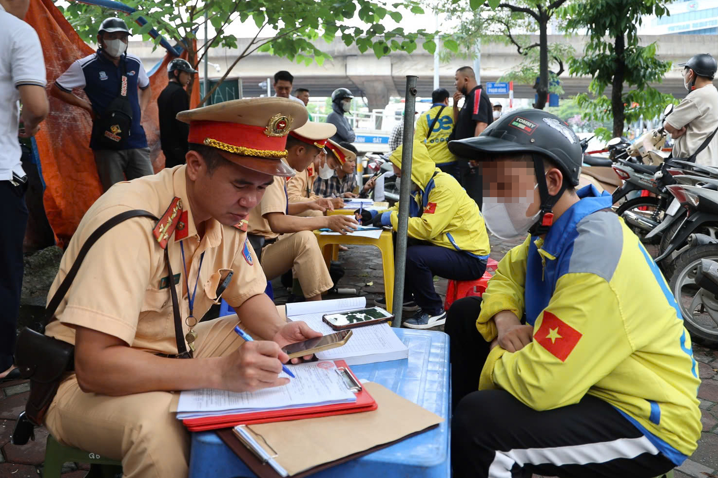 Nhận mức phạt "bằng cả tháng lương", tài xế xe ôm công nghệ trần tình đủ lý do- Ảnh 5. Nhận mức phạt "bằng cả tháng lương", tài xế xe ôm công nghệ trần tình đủ lý do- Ảnh 5.