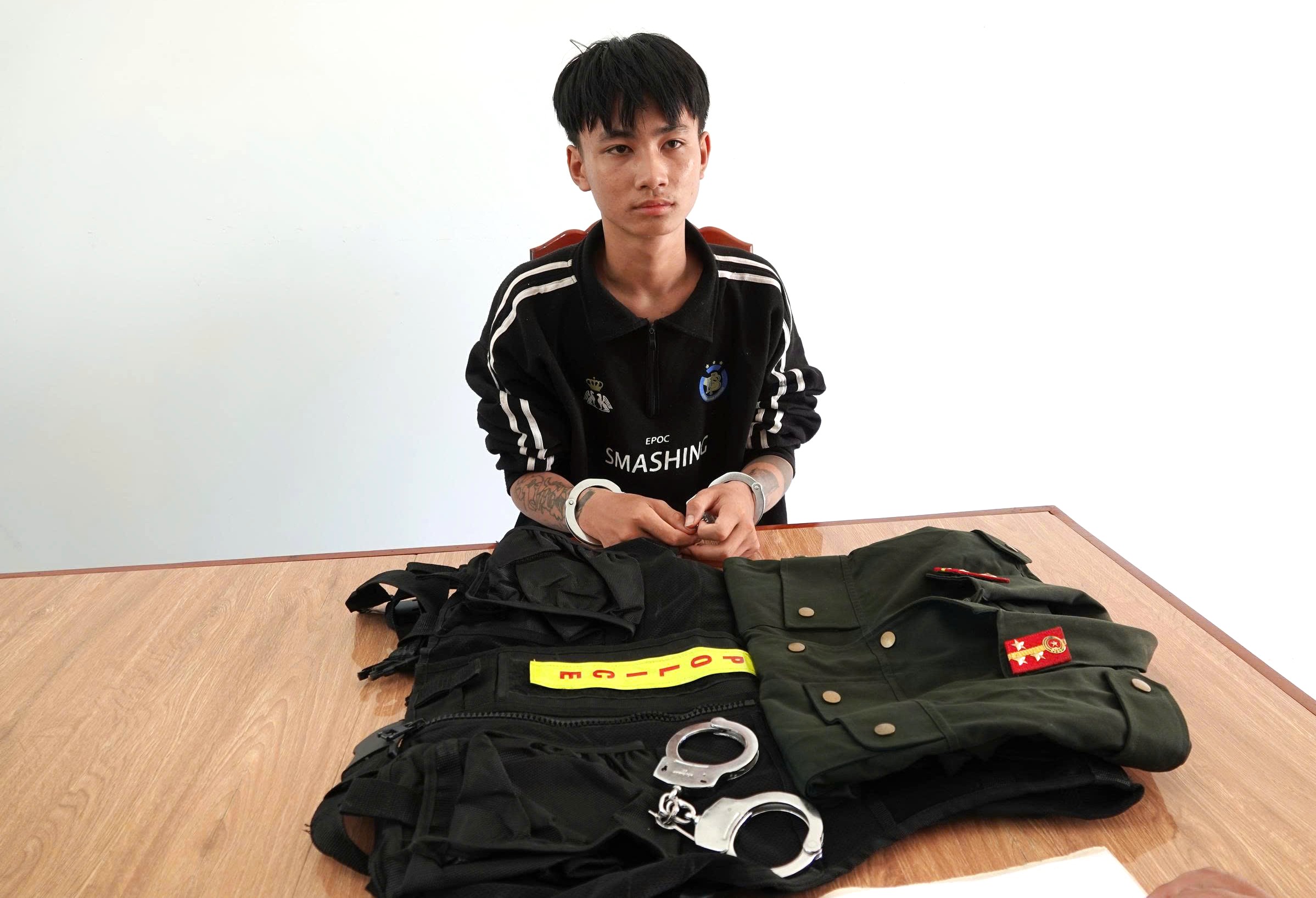 Bắt thêm đối tượng giả danh cảnh sát cưỡng đoạt tài sản người đi đường- Ảnh 3. Bắt thêm đối tượng giả danh cảnh sát cưỡng đoạt tài sản người đi đường- Ảnh 3.