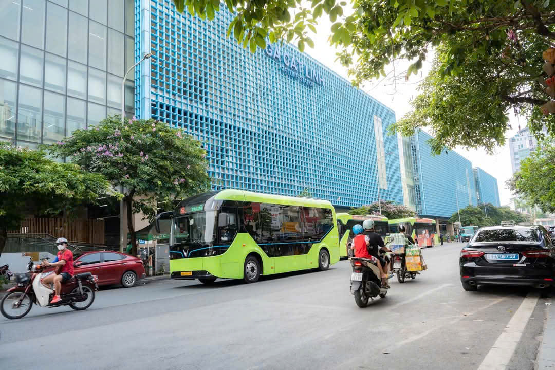 Hà Nội khai trương tuyến buýt điện số 43, góp phần thúc đẩy giao thông xanh- Ảnh 2. Hà Nội khai trương tuyến buýt điện số 43, góp phần thúc đẩy giao thông xanh- Ảnh 2.