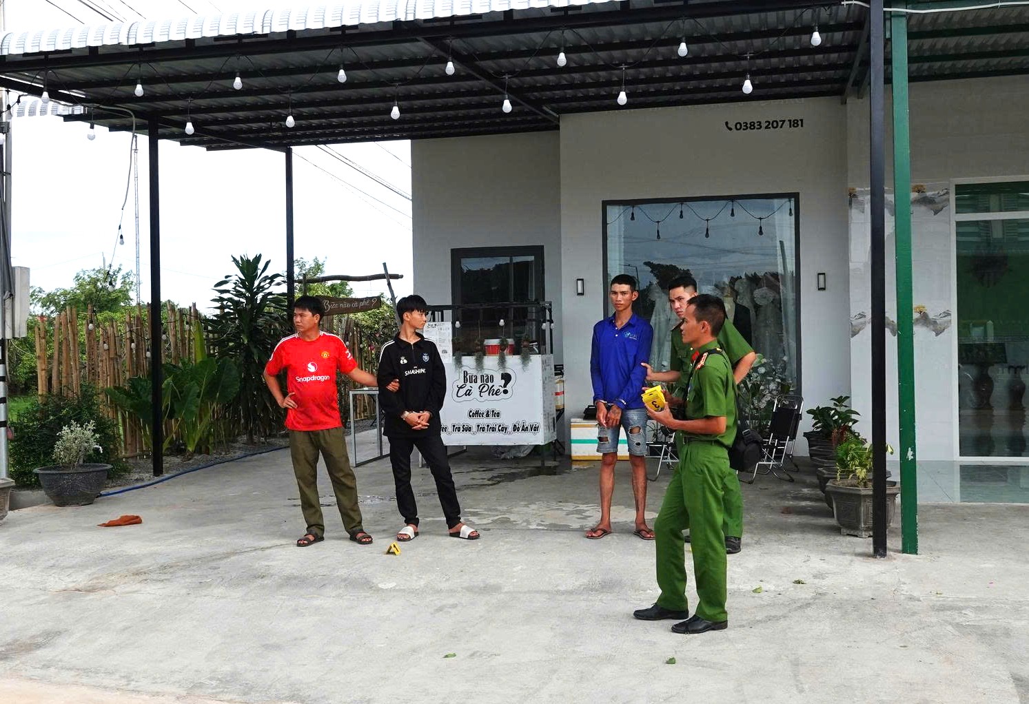 Bắt thêm đối tượng giả danh cảnh sát cưỡng đoạt tài sản người đi đường- Ảnh 1. Bắt thêm đối tượng giả danh cảnh sát cưỡng đoạt tài sản người đi đường- Ảnh 1.
