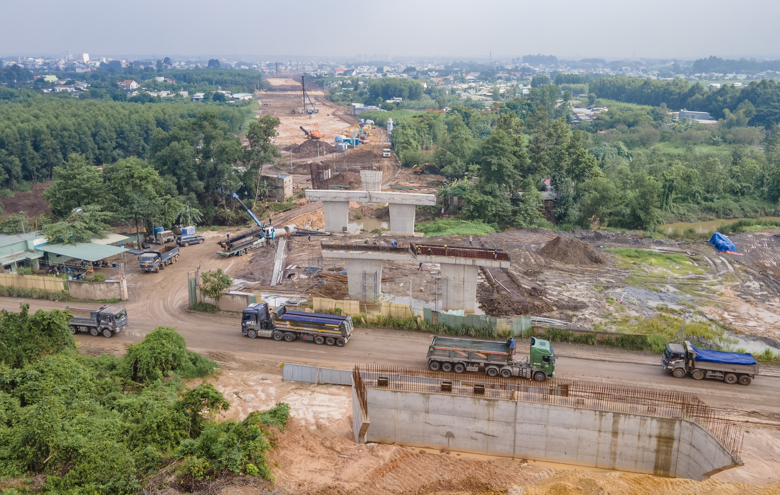 Thông mặt bằng, nhà thầu lớn "canh" từng ngày nắng đua tiến độ cao tốc Biên Hòa - Vũng Tàu- Ảnh 3. Thông mặt bằng, nhà thầu lớn "canh" từng ngày nắng đua tiến độ cao tốc Biên Hòa - Vũng Tàu- Ảnh 3.