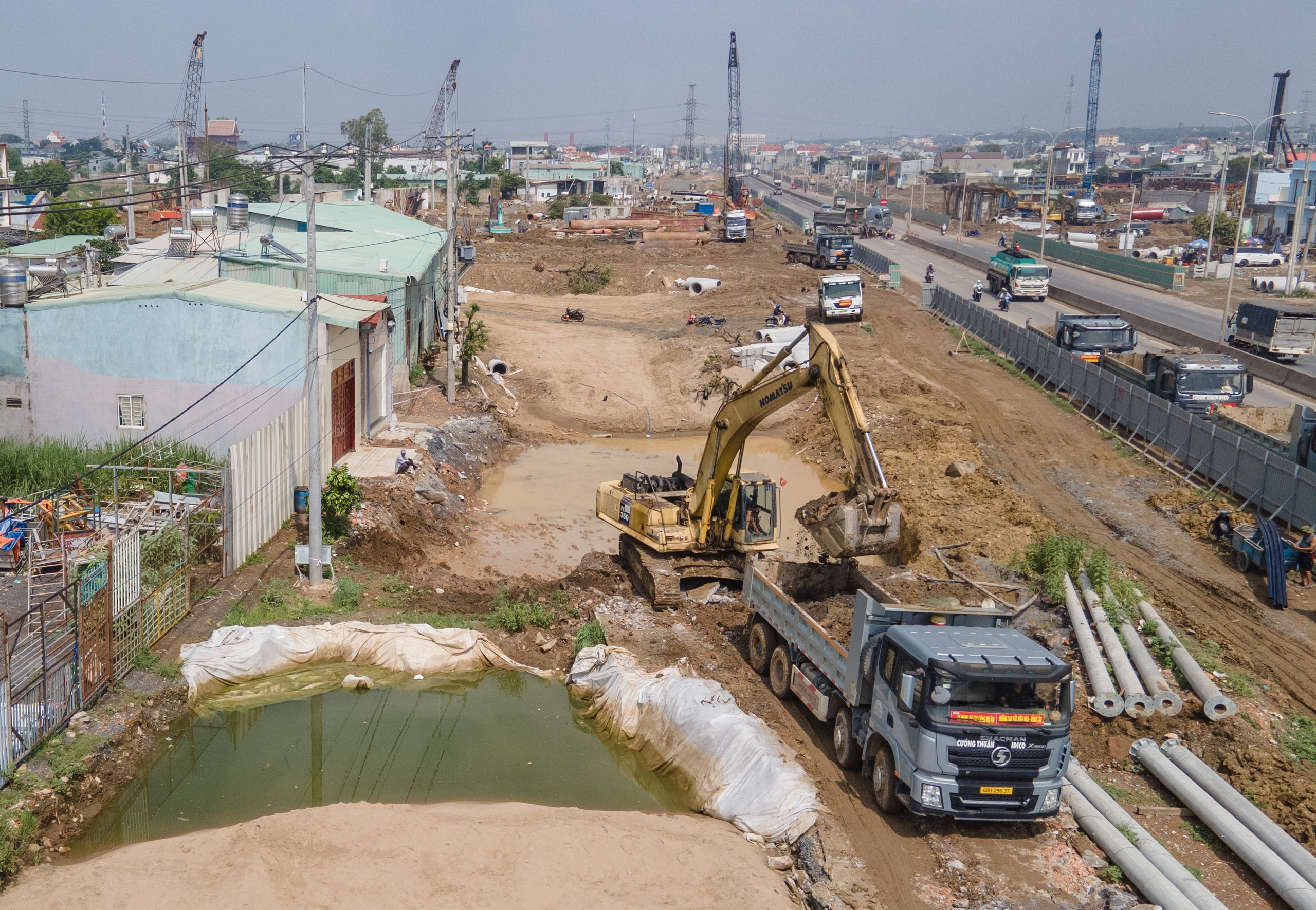Thông mặt bằng, nhà thầu lớn "canh" từng ngày nắng đua tiến độ cao tốc Biên Hòa - Vũng Tàu- Ảnh 1. Thông mặt bằng, nhà thầu lớn "canh" từng ngày nắng đua tiến độ cao tốc Biên Hòa - Vũng Tàu- Ảnh 1.