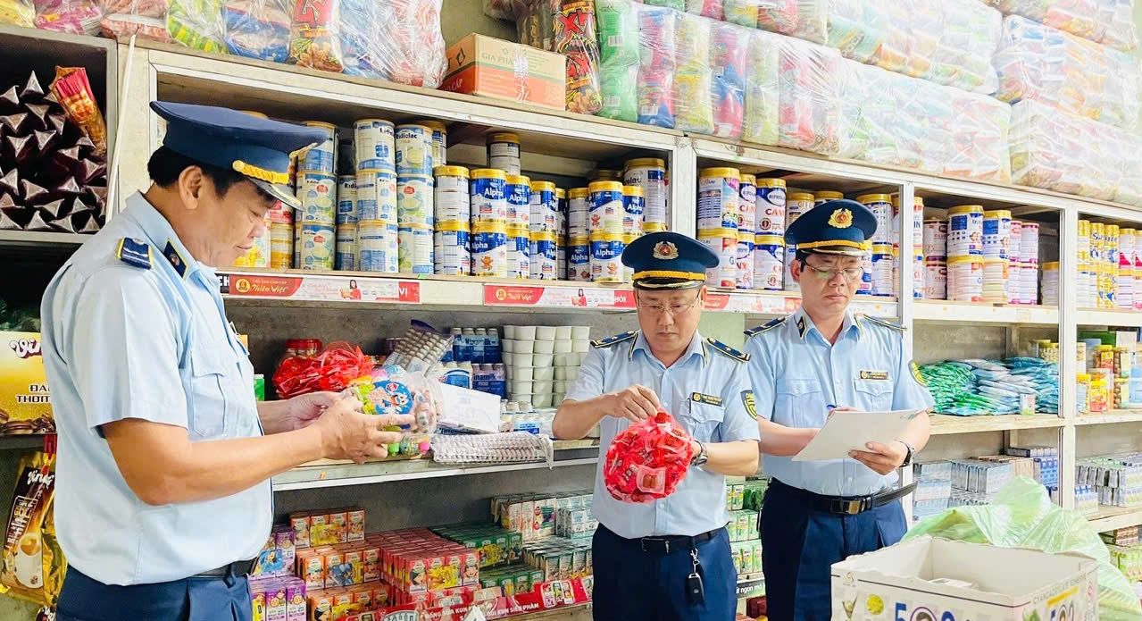 Thủ tướng: Xử lý nghiêm cán bộ tiếp tay cho buôn lậu, sản xuất hàng giả- Ảnh 1. Thủ tướng: Xử lý nghiêm cán bộ tiếp tay cho buôn lậu, sản xuất hàng giả- Ảnh 1.