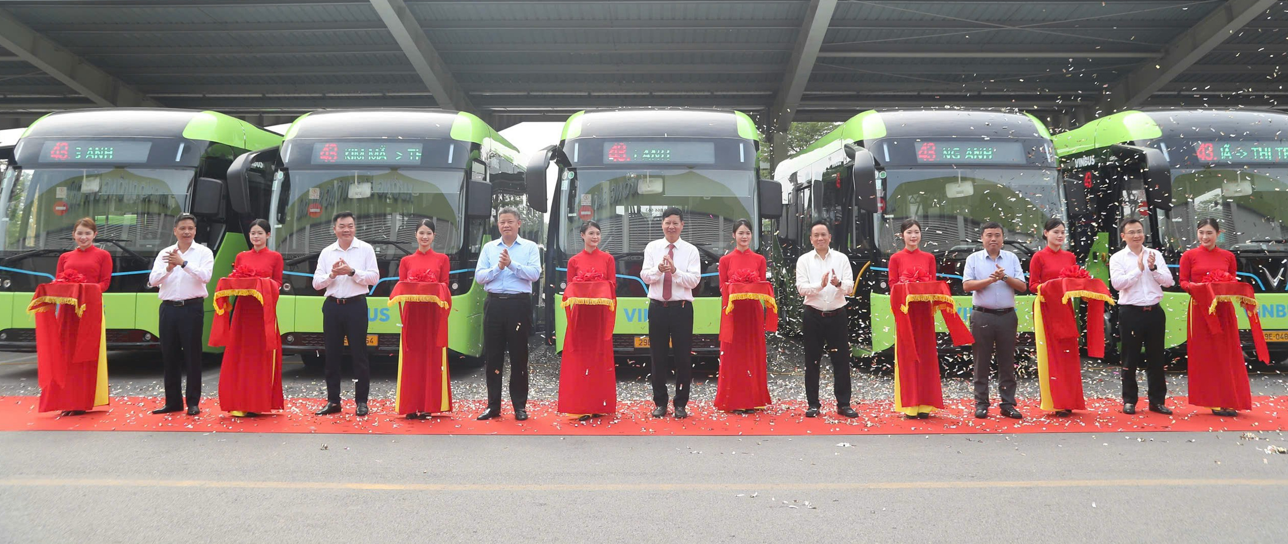 Hà Nội khai trương tuyến buýt điện số 43, góp phần thúc đẩy giao thông xanh- Ảnh 1. Hà Nội khai trương tuyến buýt điện số 43, góp phần thúc đẩy giao thông xanh- Ảnh 1.