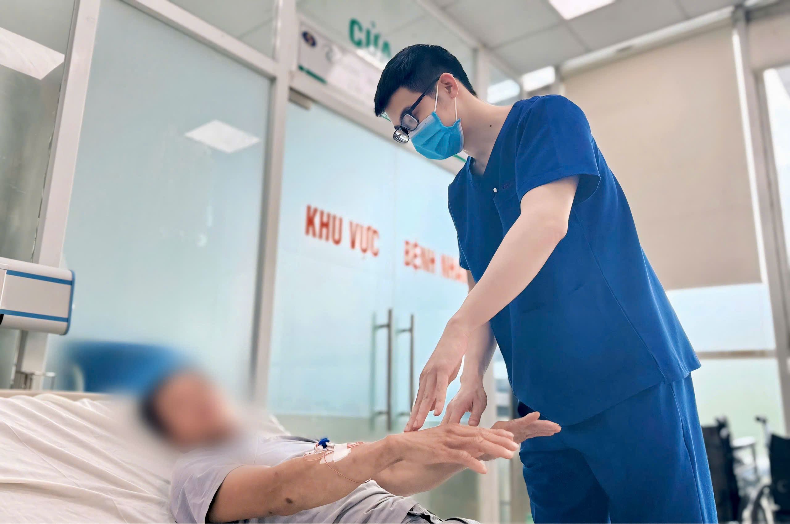 Nam công nhân sốc nhiệt nguy kịch vì làm việc ngoài trời nắng gay gắt- Ảnh 1. Nam công nhân sốc nhiệt nguy kịch vì làm việc ngoài trời nắng gay gắt- Ảnh 1.