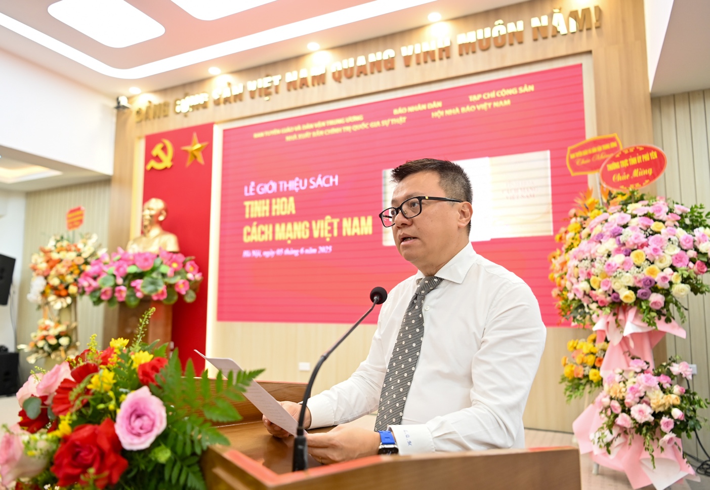 Ra mắt sách "Tinh hoa cách mạng Việt Nam" của nhà báo Hà Đăng- Ảnh 2.