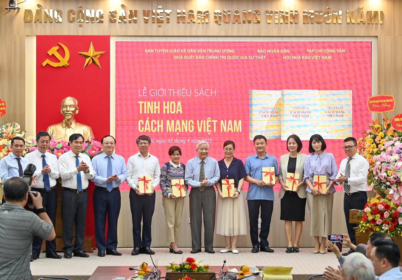 Ra mắt sách "Tinh hoa cách mạng Việt Nam" của nhà báo Hà Đăng- Ảnh 4.
