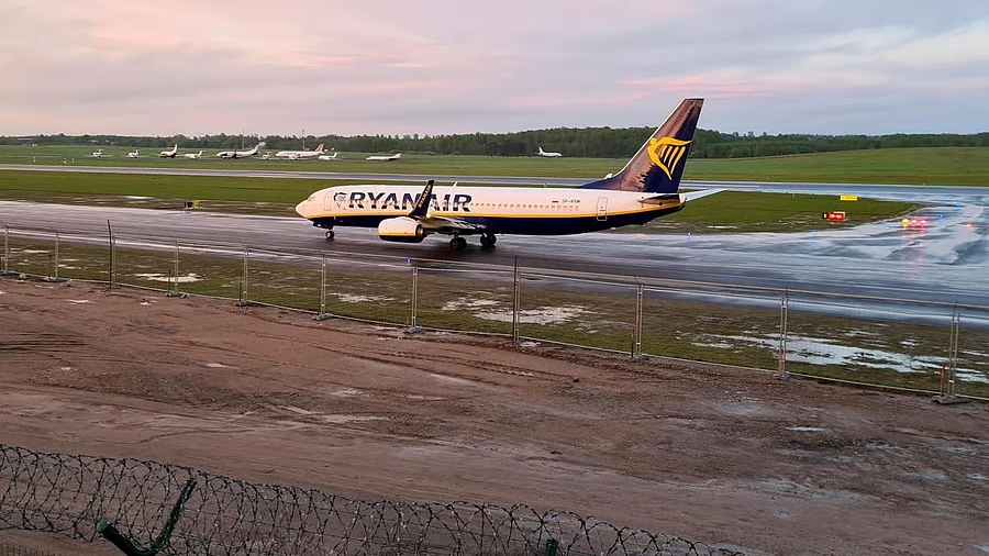 Máy bay Ryanair hạ cánh khẩn cấp tại Đức do nhiễu động mạnh khiến 9 người bị thương- Ảnh 1. Máy bay Ryanair hạ cánh khẩn cấp tại Đức do nhiễu động mạnh khiến 9 người bị thương- Ảnh 1.