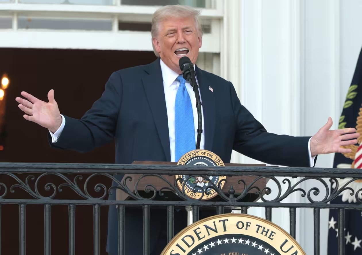 Tổng thống Trump ký sắc lệnh cấm công dân 12 quốc gia nhập cảnh vào Mỹ- Ảnh 1. Tổng thống Trump ký sắc lệnh cấm công dân 12 quốc gia nhập cảnh vào Mỹ- Ảnh 1.