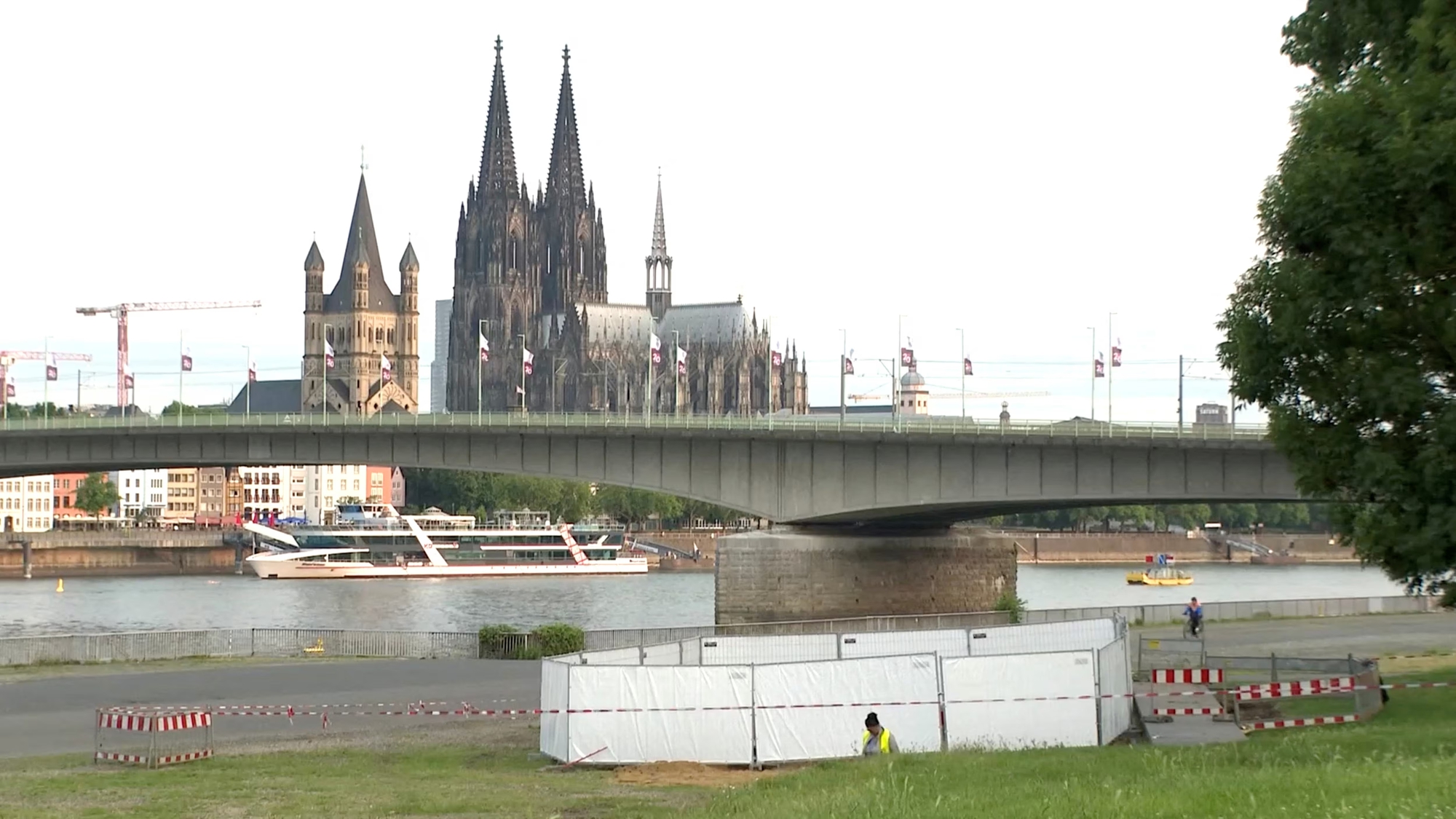 Cologne, Đức sơ tán hàng nghìn người dân do phát hiện 3 quả bom từ Thế chiến II- Ảnh 1. Cologne, Đức sơ tán hàng nghìn người dân do phát hiện 3 quả bom từ Thế chiến II- Ảnh 1.