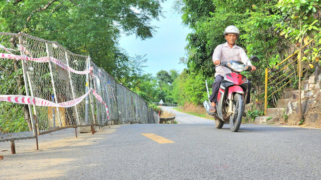 Tỉnh lộ huyết mạch ở Quảng Ngãi sạt lở hơn 6 tháng tiếp tục ăn sâu vào mặt đường- Ảnh 7. Tỉnh lộ huyết mạch ở Quảng Ngãi sạt lở hơn 6 tháng tiếp tục ăn sâu vào mặt đường- Ảnh 7.