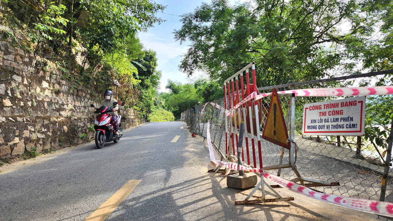 Tỉnh lộ huyết mạch ở Quảng Ngãi sạt lở hơn 6 tháng tiếp tục ăn sâu vào mặt đường- Ảnh 6. Tỉnh lộ huyết mạch ở Quảng Ngãi sạt lở hơn 6 tháng tiếp tục ăn sâu vào mặt đường- Ảnh 6.